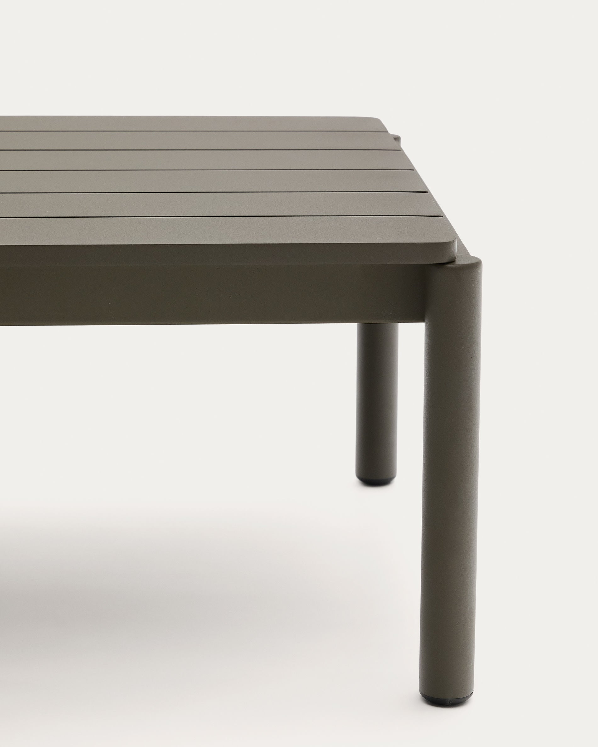 Eleganter Couchtisch Sorells aus grünem Aluminium, 63 x 144,6 cm, von Kave Home. Perfekt für modernes Wohndesign.