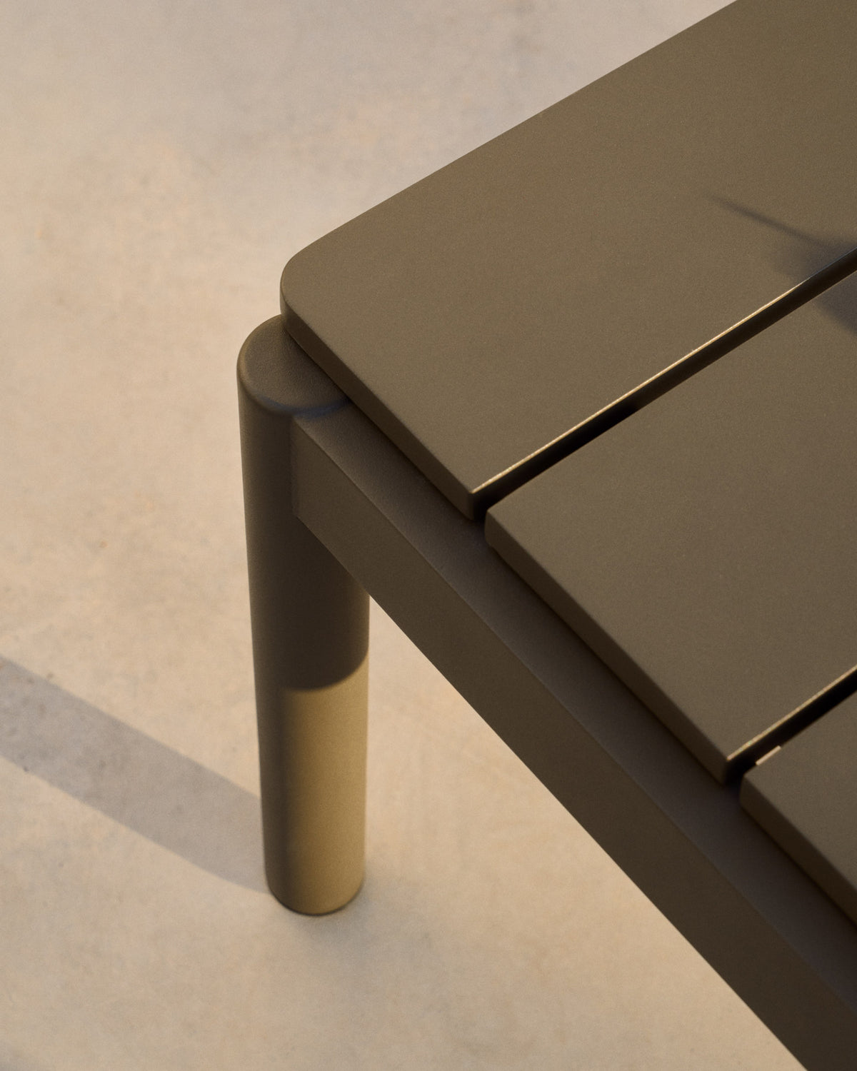 Couchtisch Sorells aus grünem Aluminium 63 x 144,6 cm in Khaki präsentiert im Onlineshop von KAQTU Design AG. Loungetisch ist von Kave Home