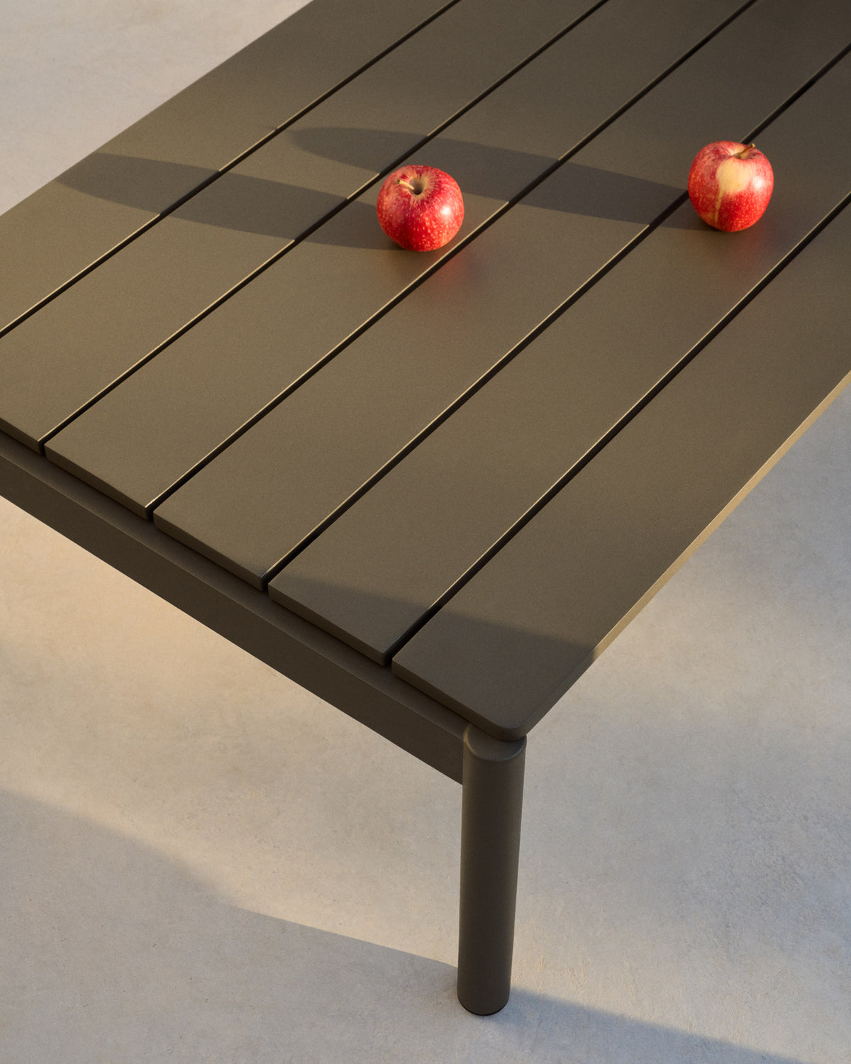 Couchtisch Sorells aus grünem Aluminium 63 x 144,6 cm in Khaki präsentiert im Onlineshop von KAQTU Design AG. Loungetisch ist von Kave Home