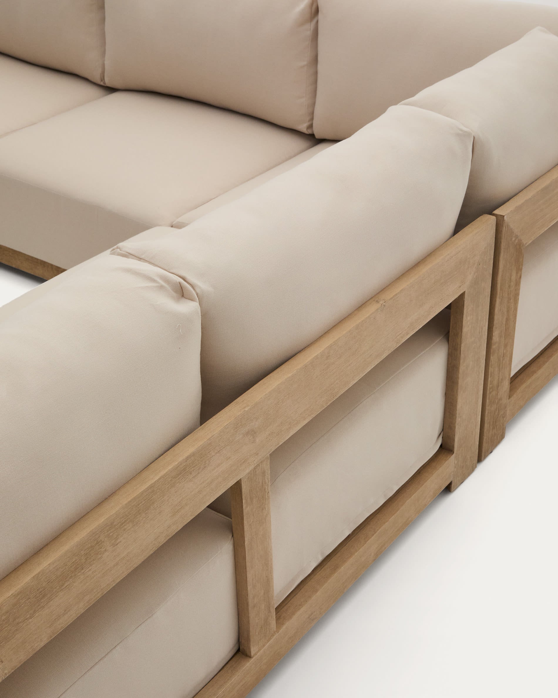 Das 5-Sitzer-Ecksofa Ambra aus Akazienholz vereint modernes Design mit natürlicher Eleganz und bietet großzügigen Komfort.