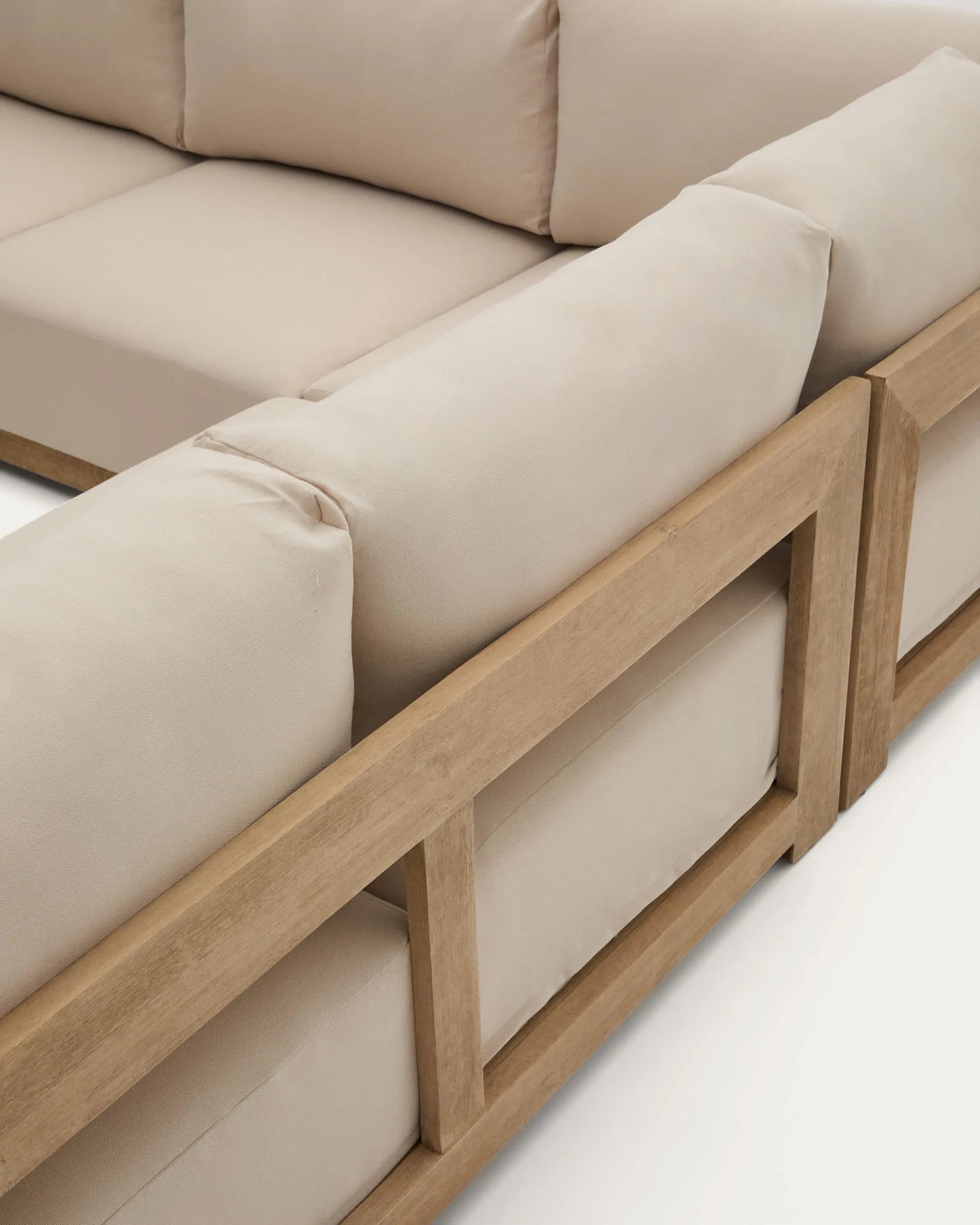 Ecksofa Ambra, 5-Sitzer, 248 cm, aus Akazienholz mit klarem Finish, modern und ideal für stilvolle Wohnräume.