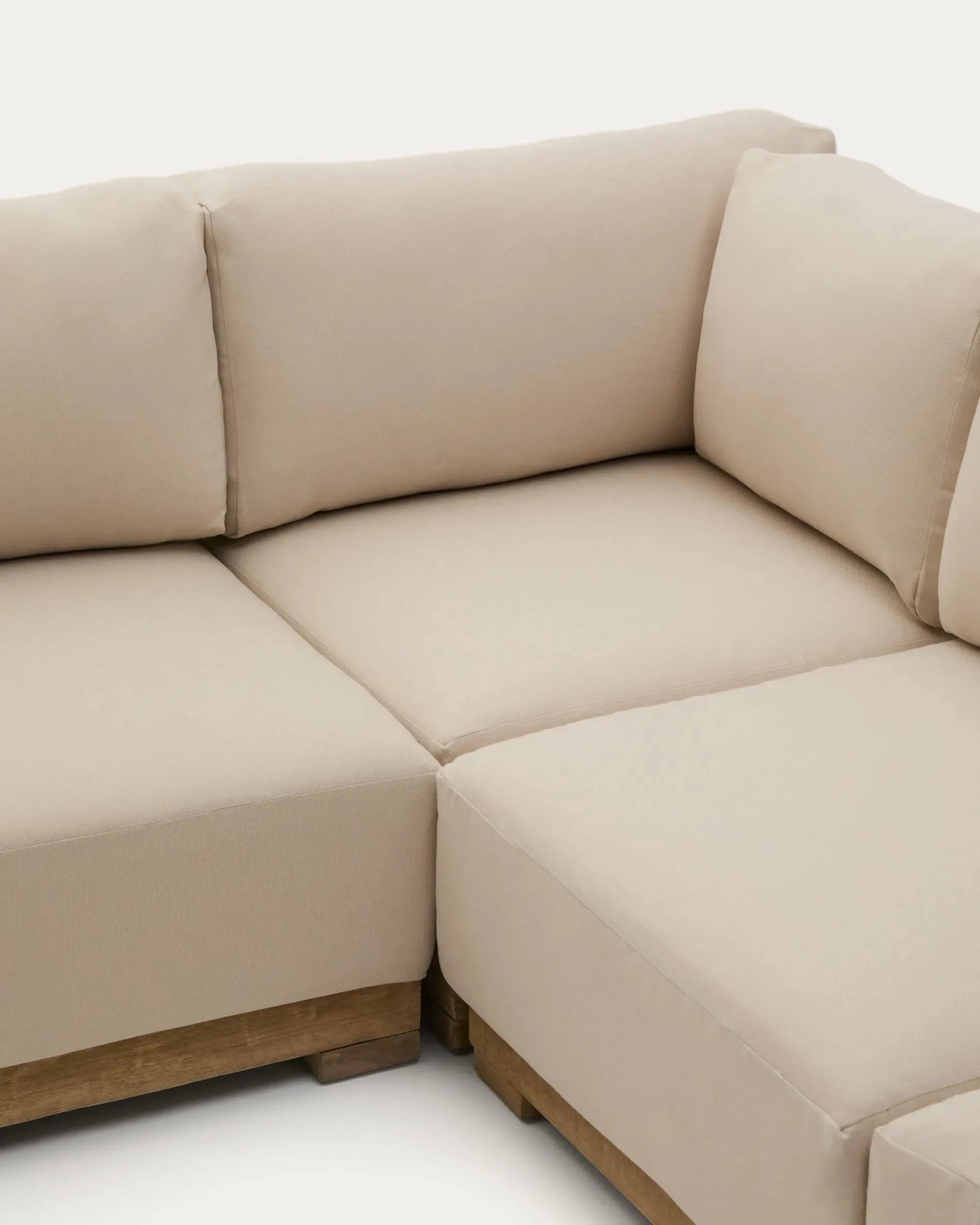 5-Sitzer-Ecksofa Ambra, 248 cm, aus massivem Akazienholz, klares Finish, modernes Design, perfekt für elegante Wohnräume.