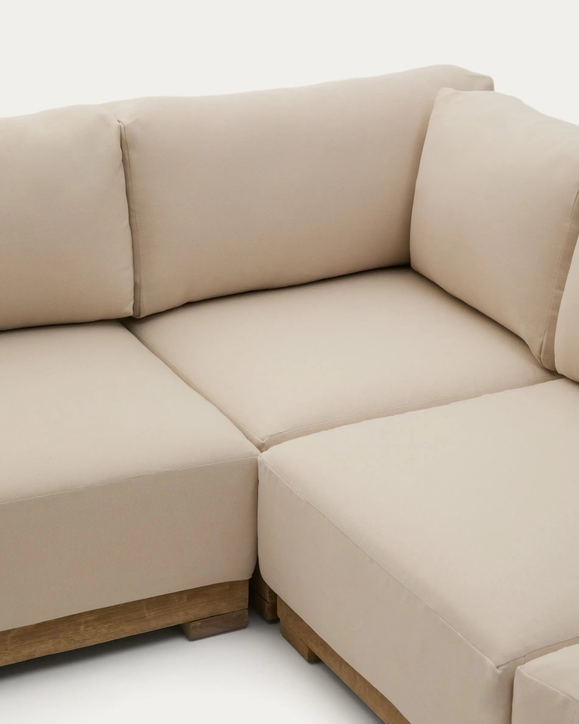 Das 5-Sitzer-Ecksofa Ambra aus Akazienholz vereint modernes Design mit natürlicher Eleganz und bietet großzügigen Komfort.