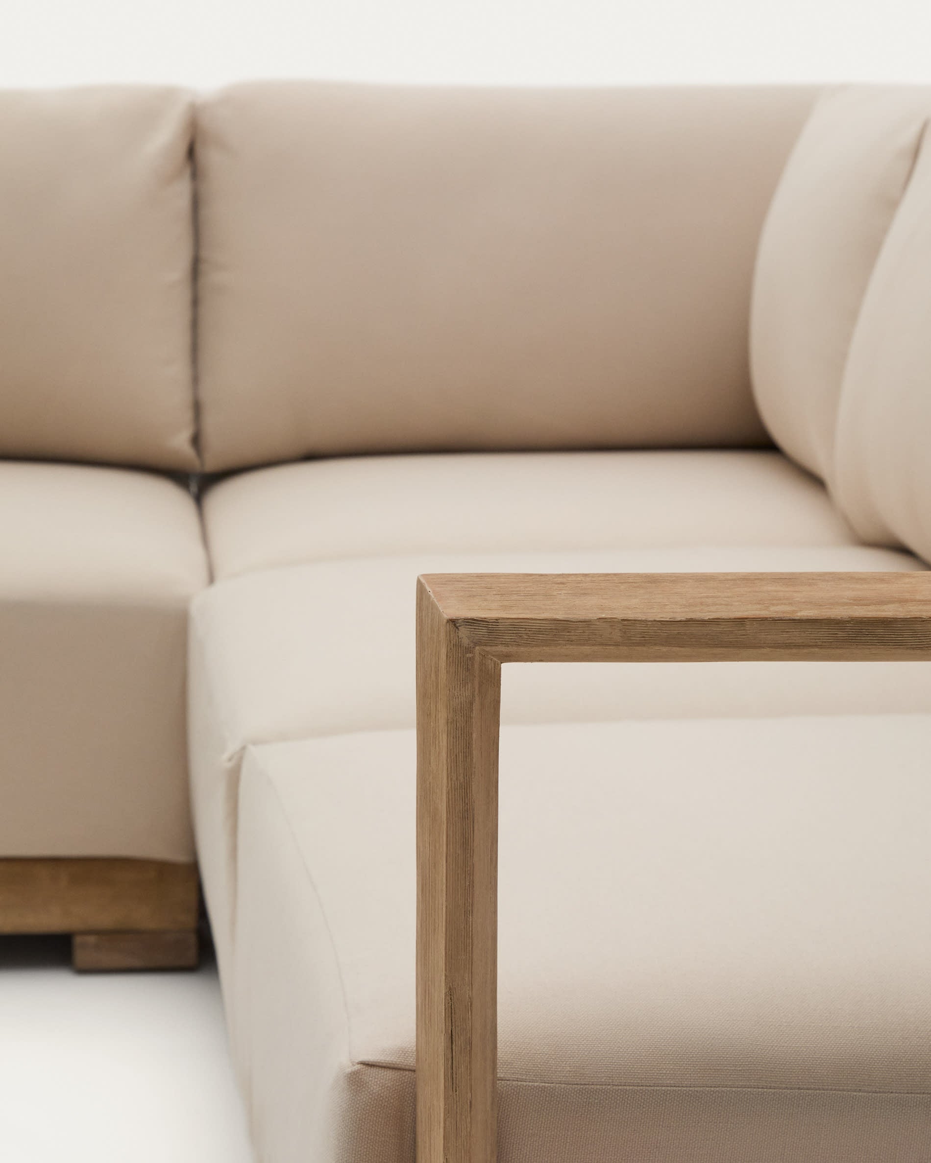 5-Sitzer-Ecksofa Ambra, 248 cm, aus massivem Akazienholz mit klarem Finish, perfekt für stilvolle Wohnräume.