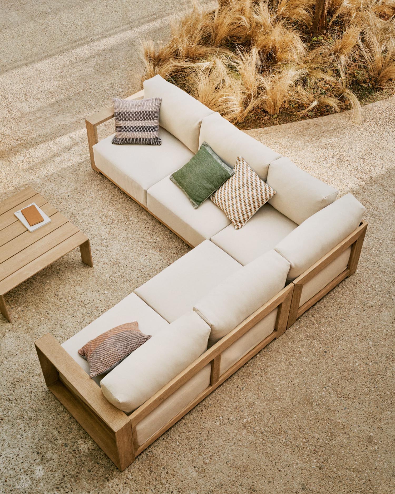 Ecksofa Ambra, 5-Sitzer, Akazienholz, klares Finish, 248 cm, stilvoll, robust, ideal für modernes Wohnen.