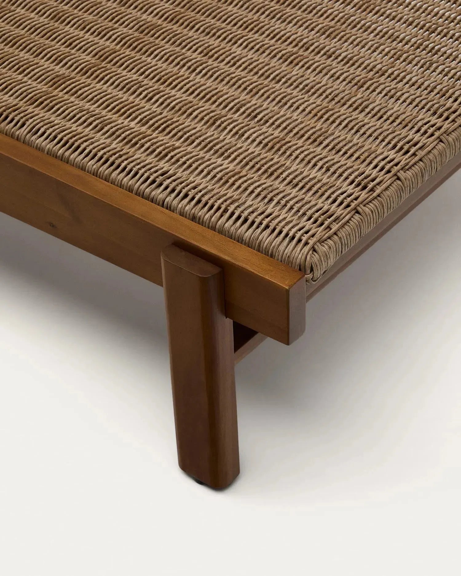 Stilvolle Sonnenliege Itani aus FSC-zertifiziertem Teakholz und langlebigem Rattan, perfekt für nachhaltige Outdoor-Entspannung.
