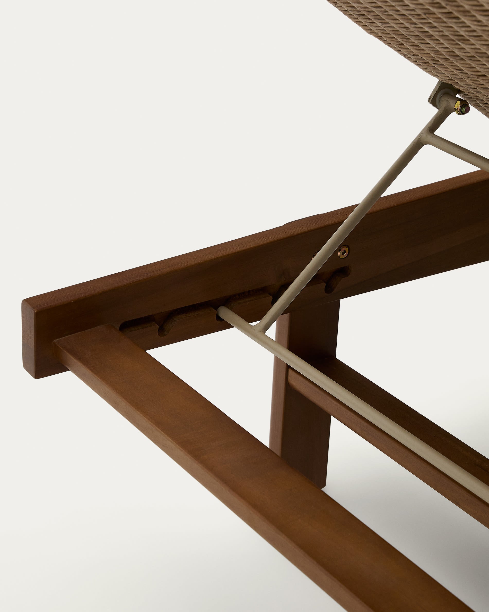 Elegante Sonnenliege Itani aus FSC-Teakholz und robustem Rattan, ideal für umweltbewusste und stilvolle Entspannung im Freien.