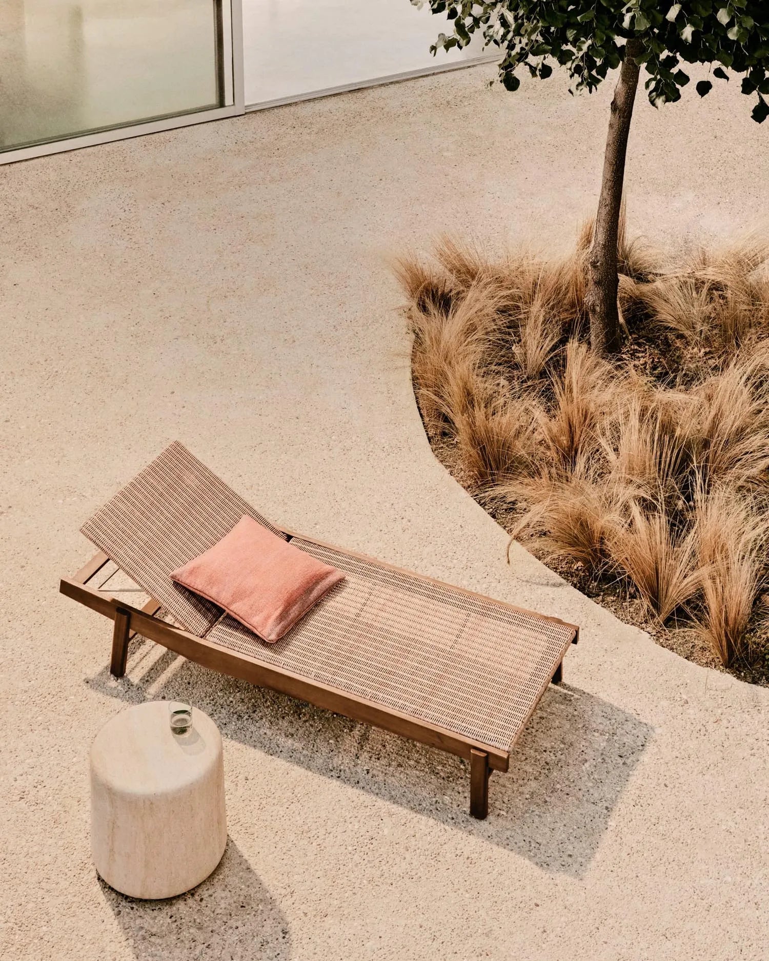 Elegante Sonnenliege Itani aus FSC-Teakholz und robustem Rattan, ideal für nachhaltige und stilvolle Entspannung im Freien.