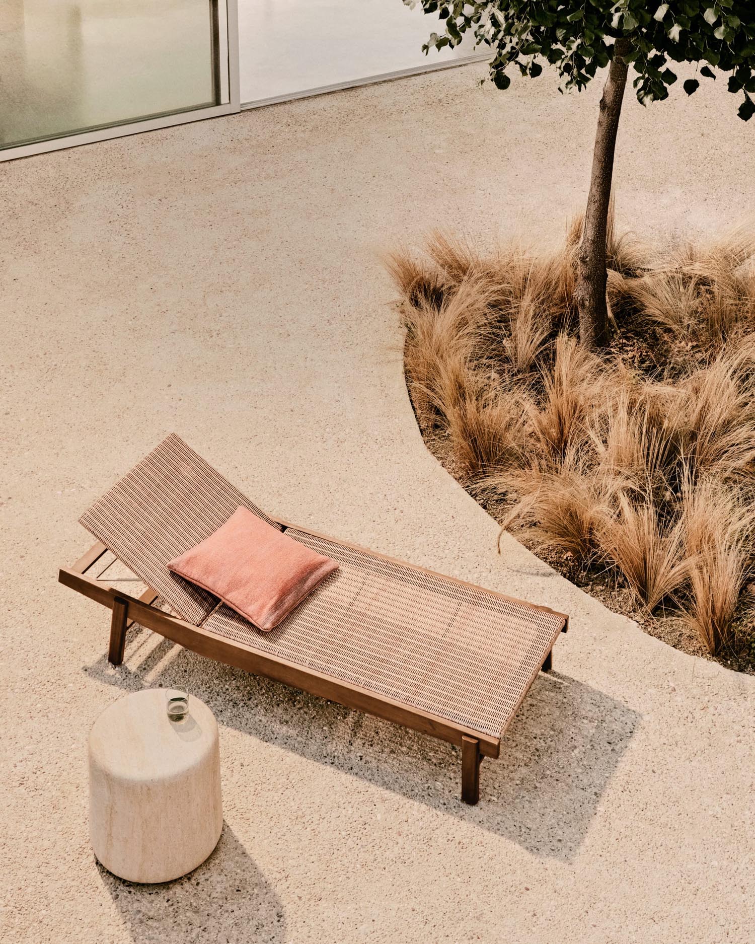 Stilvolle Sonnenliege Itani aus FSC-zertifiziertem Teakholz und langlebigem Rattan, perfekt für nachhaltige Erholung.