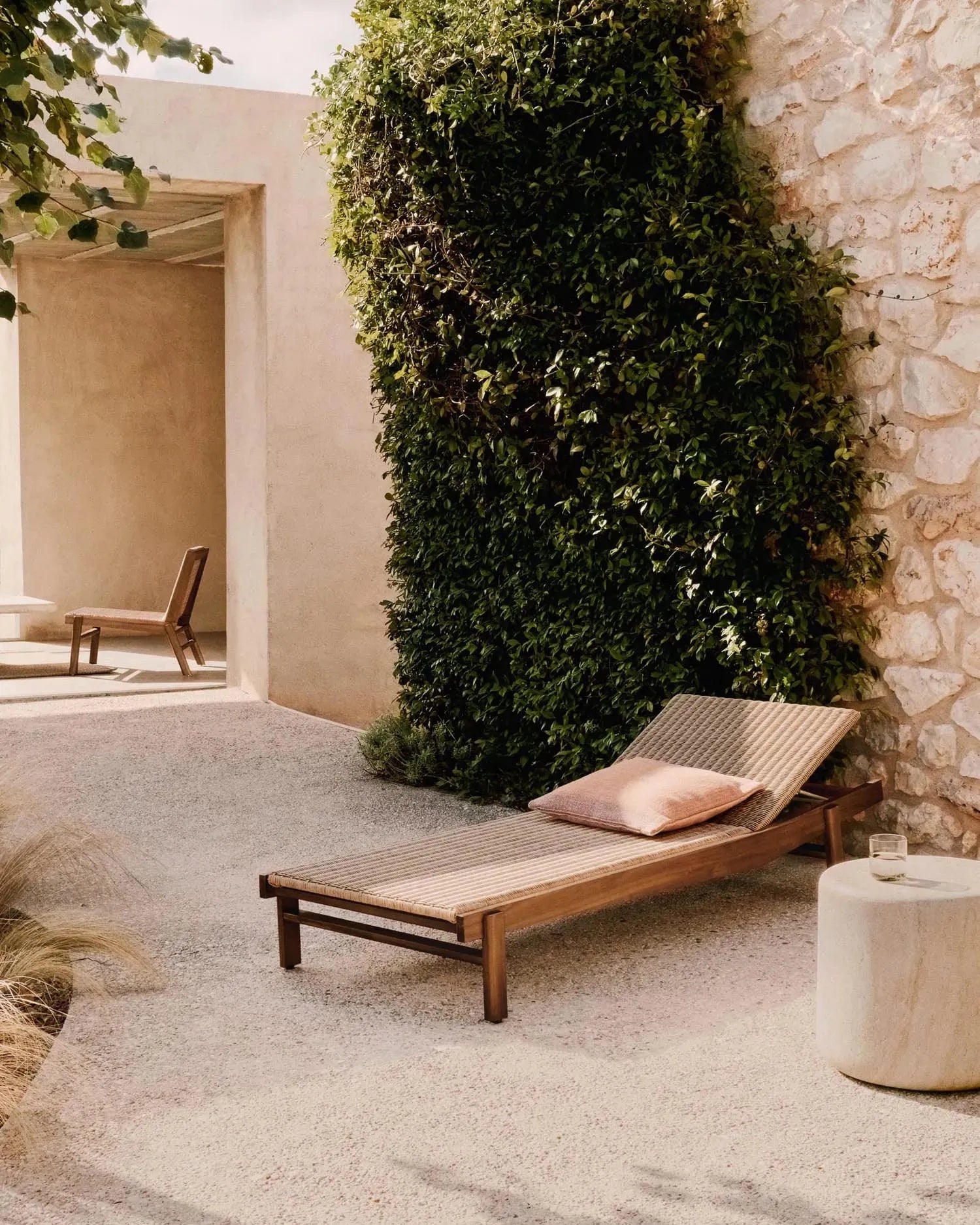 Luxuriöse Sonnenliege Itani aus FSC-zertifiziertem Teakholz und langlebigem synthetischem Rattan von Kave Home.