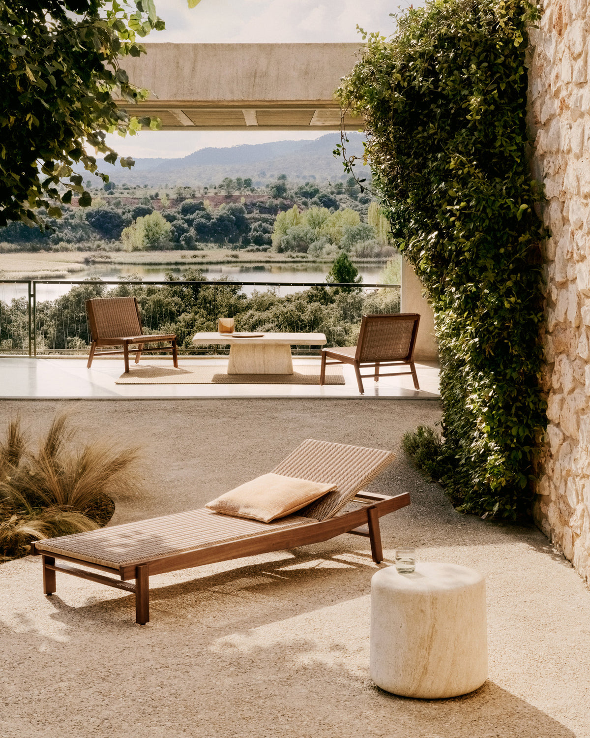 Sonnenliege Itani aus massivem Teakholz und synthetischem Rattan FSC 100% in Braun, Natur, Beige präsentiert im Onlineshop von KAQTU Design AG. Liegestuhl ist von Kave Home