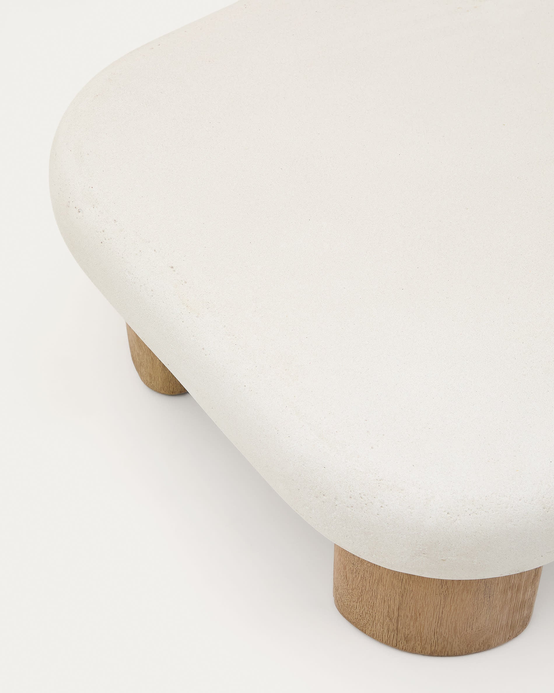 Eleganter Couchtisch Labra von Kave Home, 140x70 cm, gefertigt aus Zement und Akazienholz, perfekt für moderne Wohnräume.