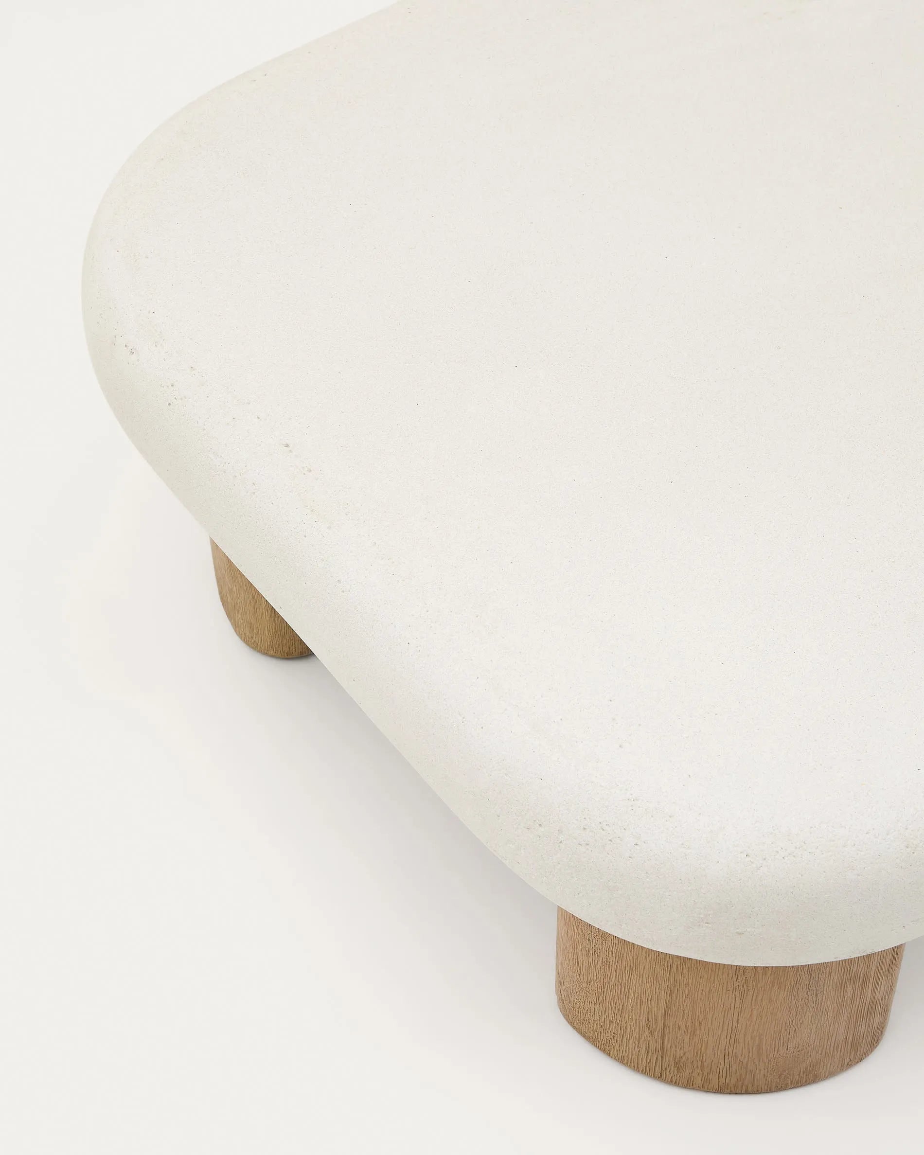 Moderner Couchtisch Labra von Kave Home, 140x70 cm, aus Zement und Akazienholz, ideal für stilvolle und zeitgemäße Wohnräume.