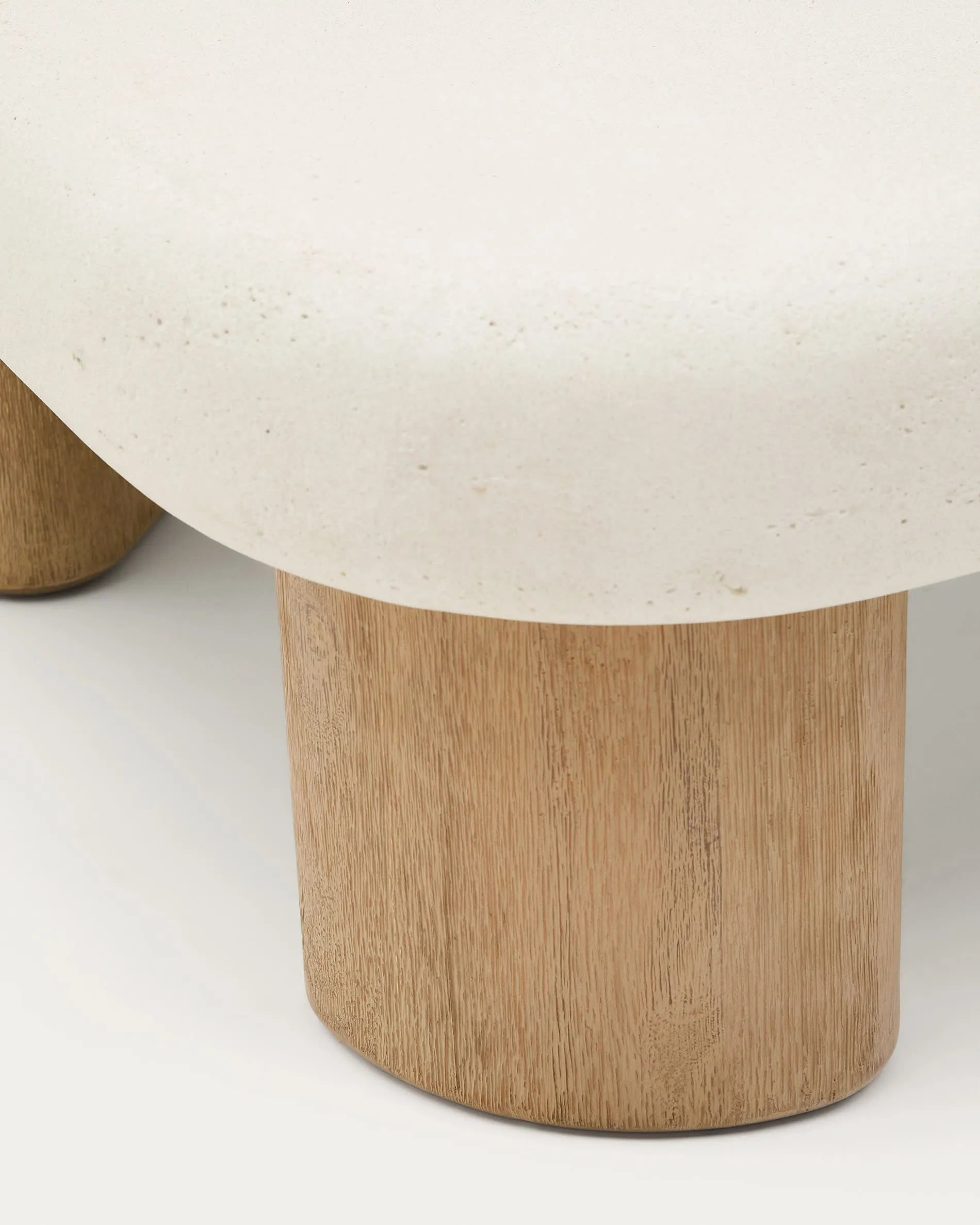 Moderner Couchtisch Labra von Kave Home, 140x70 cm, aus Zement und Akazienholz, ideal für stilvolle und zeitgemäße Wohnräume.