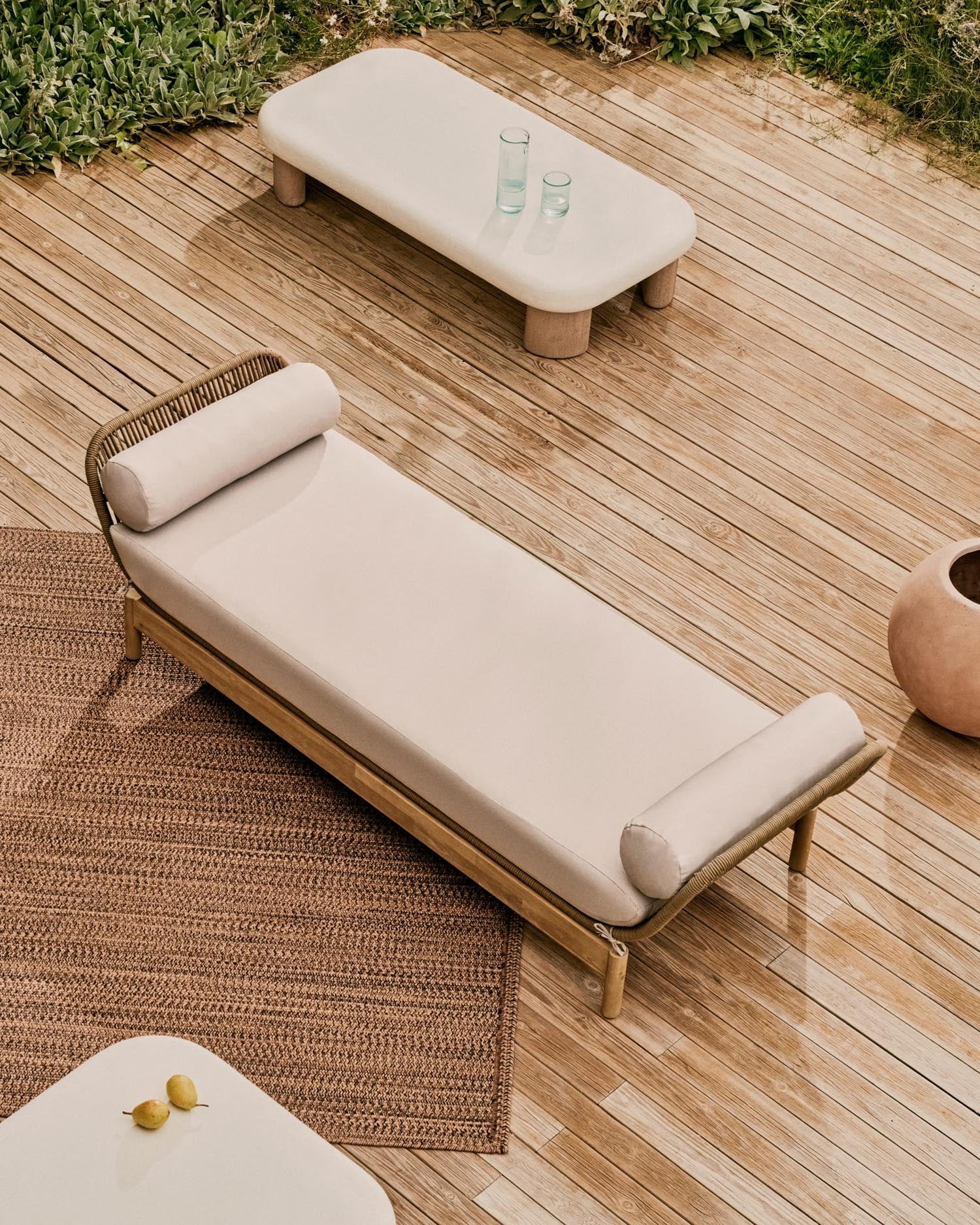 Eleganter Couchtisch Labra, 140x70 cm, aus Zement und Akazienholz von Kave Home. Perfekt für modernes Wohndesign.