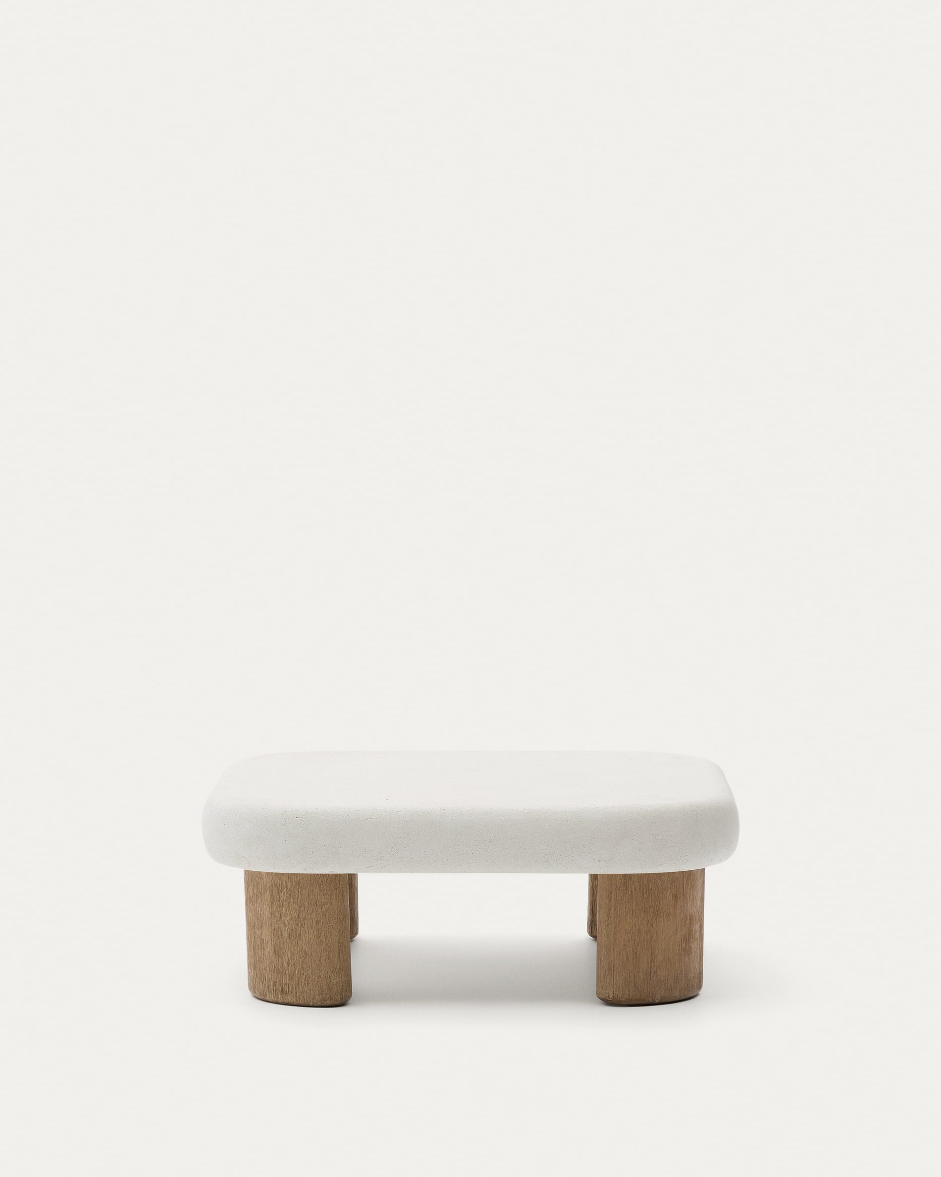 Moderner Couchtisch Labra, 80x80 cm, aus Zement und Akazienholz von Kave Home. Perfekt für ein elegantes Wohnzimmer.