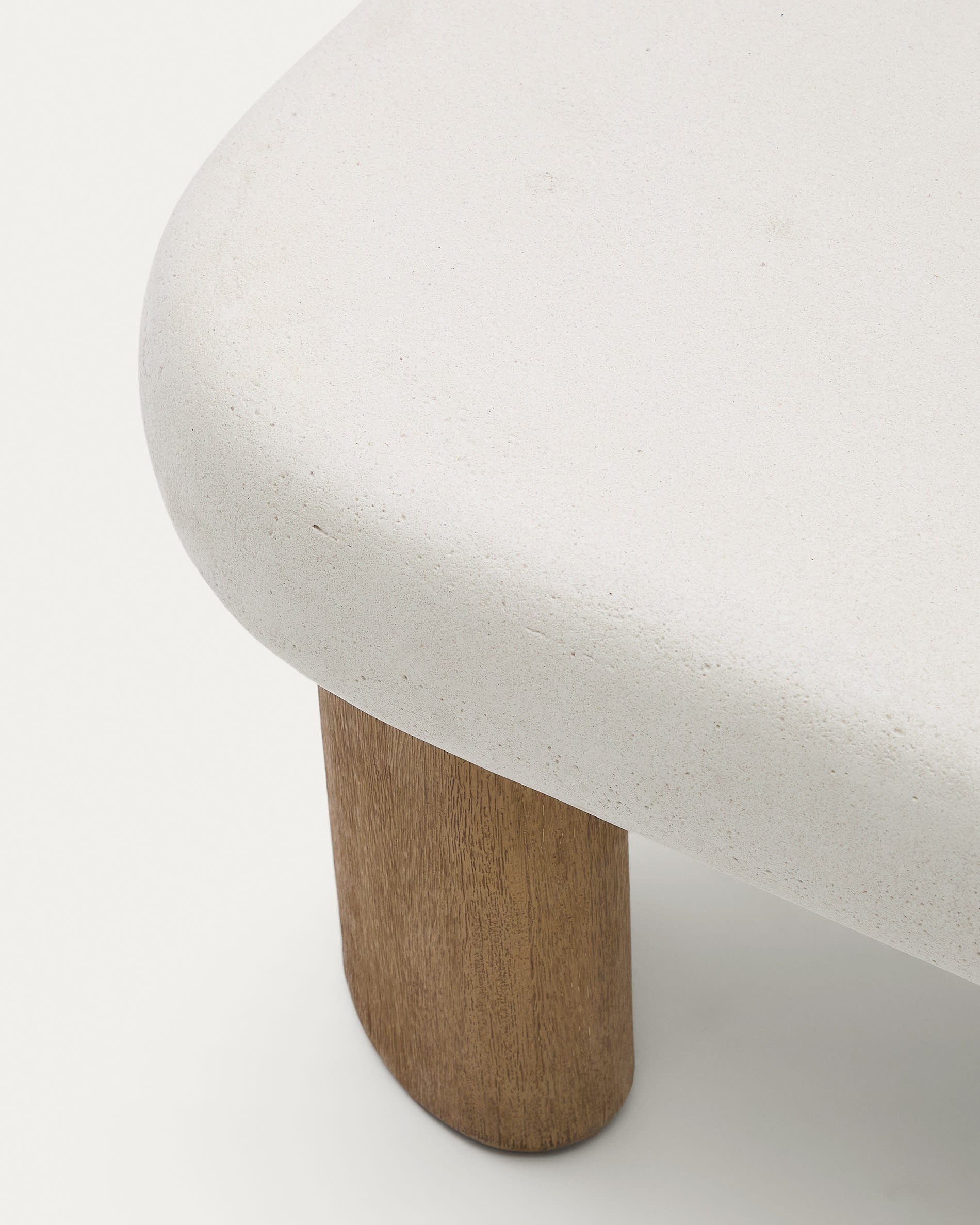 Moderner Couchtisch Labra, 80x80 cm, gefertigt aus Zement und Akazienholz. Perfekt für stilvolle und zeitgemäße Wohnräume.