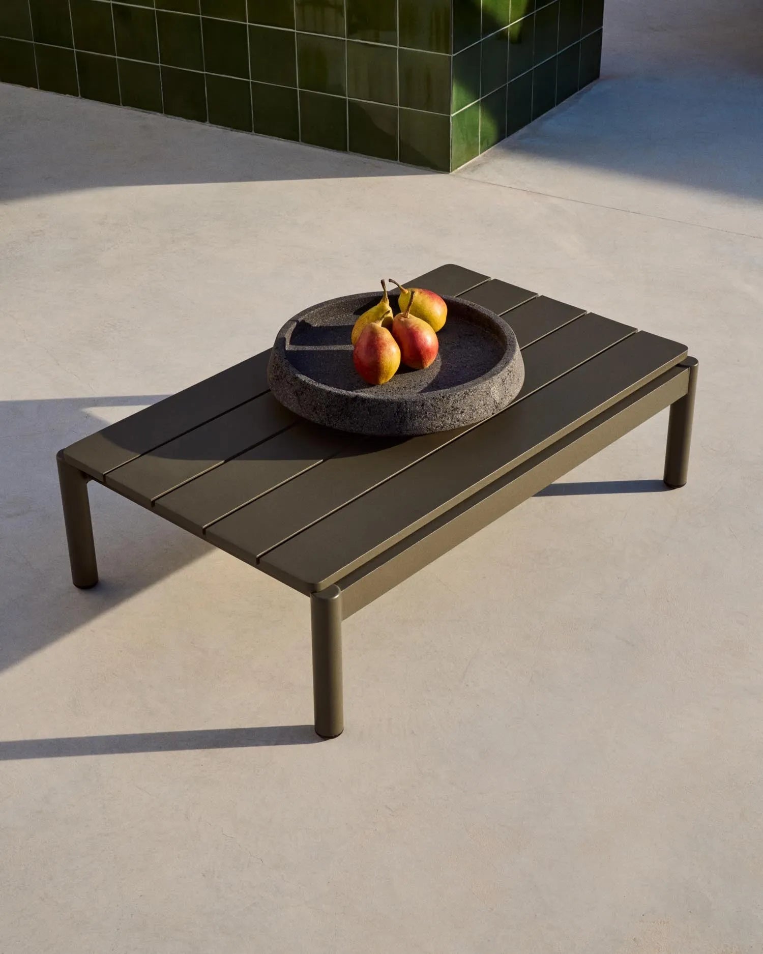 Couchtisch Sorells aus grünem Aluminium 52,4 x 91 cm   in Khaki präsentiert im Onlineshop von KAQTU Design AG. Beistelltisch Outdoor ist von Kave Home
