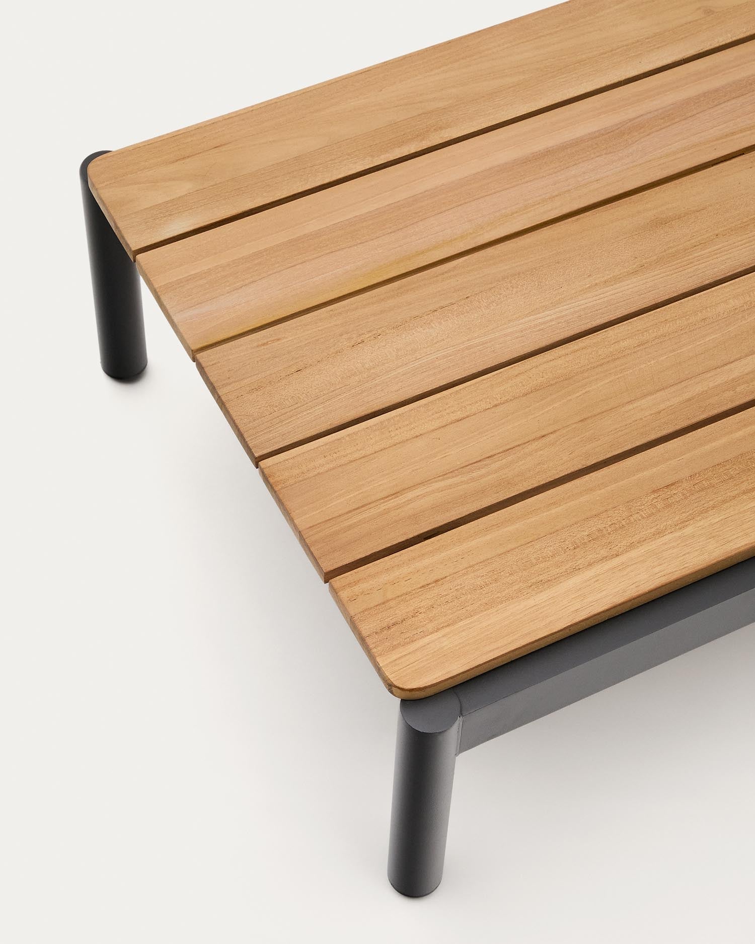 Couchtisch Sorells aus grauem Aluminium und Teakholz 52,4 x 91 cm FSC 100%   in Graphit präsentiert im Onlineshop von KAQTU Design AG. Beistelltisch Outdoor ist von Kave Home