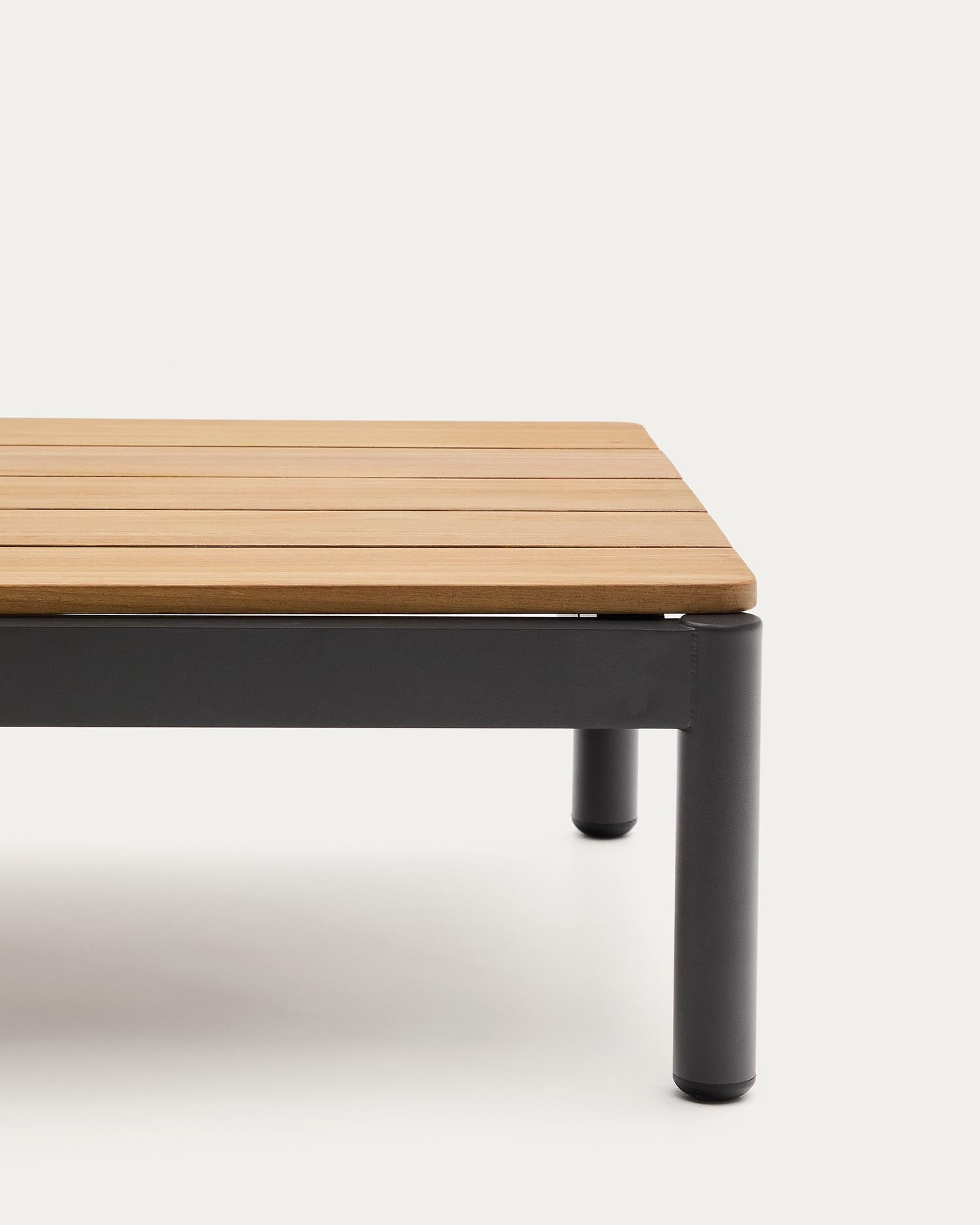Couchtisch Sorells aus grauem Aluminium und Teakholz 52,4 x 91 cm FSC 100%   in Graphit präsentiert im Onlineshop von KAQTU Design AG. Beistelltisch Outdoor ist von Kave Home