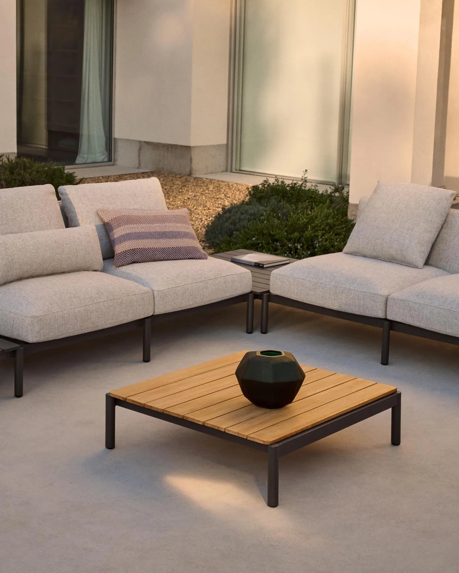 Couchtisch Sorells aus grauem Aluminium und Teakholz 52,4 x 91 cm FSC 100%   in Graphit präsentiert im Onlineshop von KAQTU Design AG. Beistelltisch Outdoor ist von Kave Home