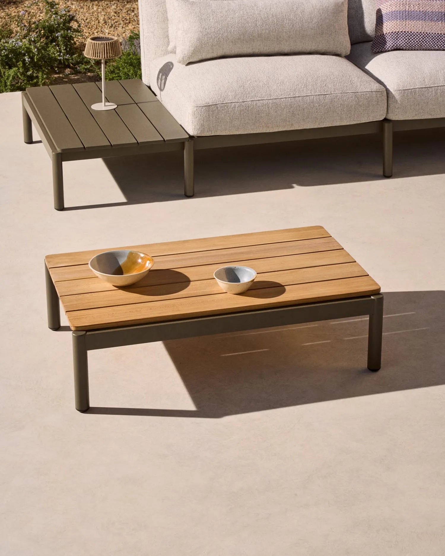 Couchtisch Sorells aus grünem Aluminium und Teakholz 52,4 x 91 cm FSC 100%   in Khaki präsentiert im Onlineshop von KAQTU Design AG. Beistelltisch Outdoor ist von Kave Home