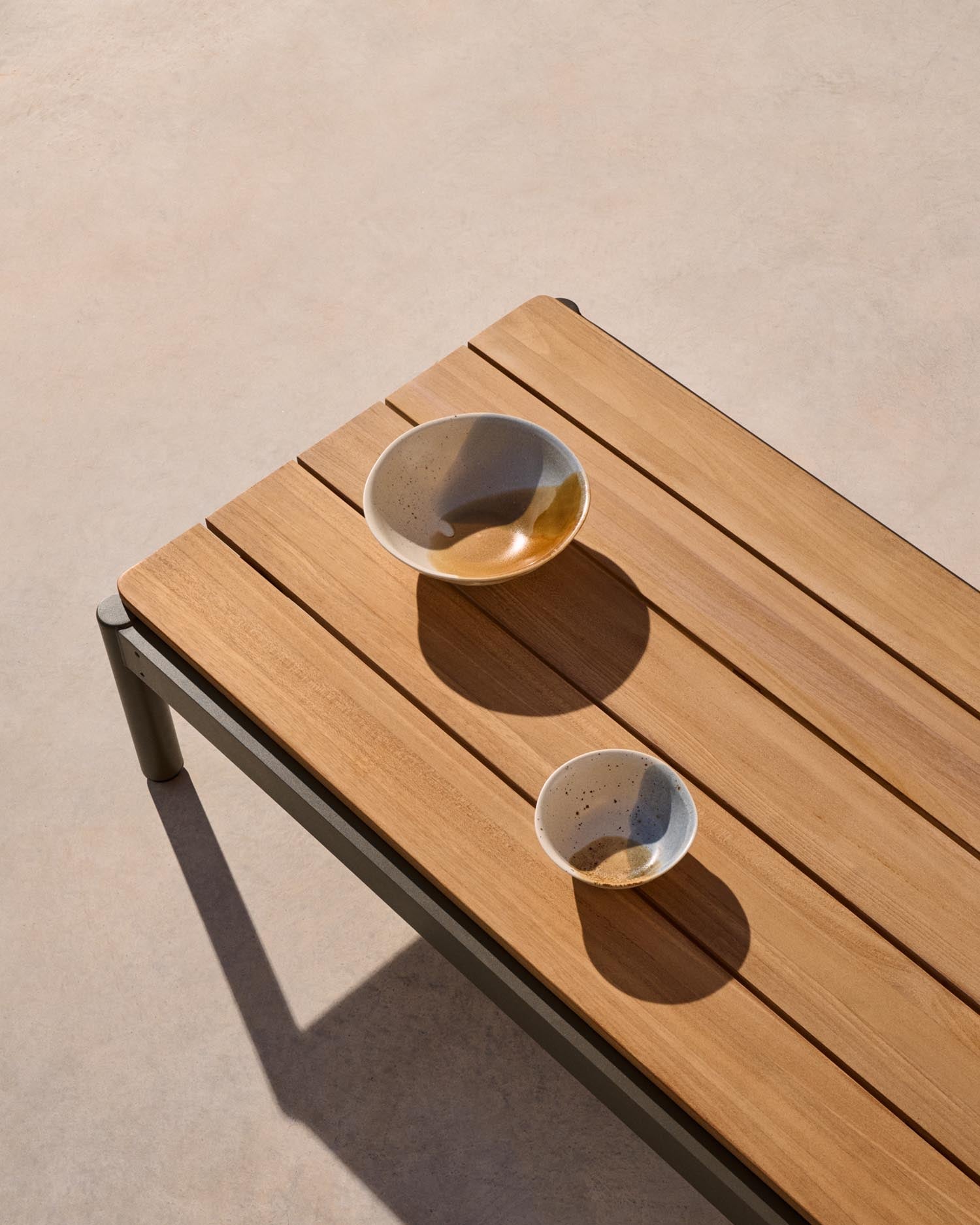 Couchtisch Sorells aus grünem Aluminium und Teakholz 52,4 x 91 cm FSC 100%   in Khaki präsentiert im Onlineshop von KAQTU Design AG. Beistelltisch Outdoor ist von Kave Home