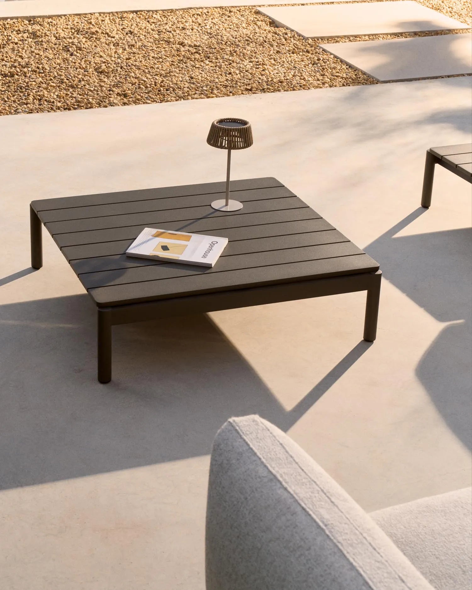 Couchtisch Sorells aus grauem Aluminium 89 x 91 cm   in Graphit präsentiert im Onlineshop von KAQTU Design AG. Beistelltisch Outdoor ist von Kave Home