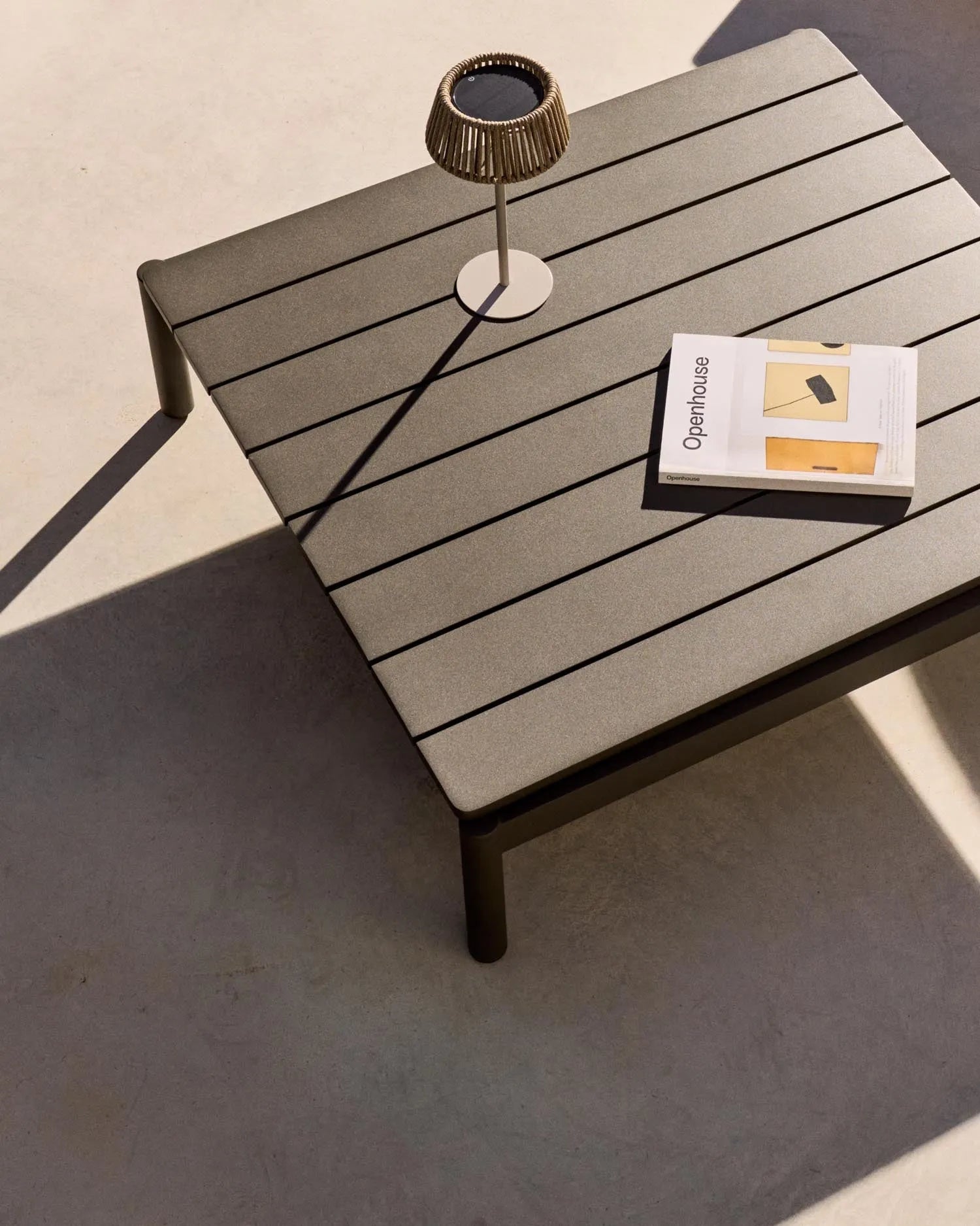 Couchtisch Sorells aus grünem Aluminium 89 x 91 cm   in Khaki präsentiert im Onlineshop von KAQTU Design AG. Beistelltisch Outdoor ist von Kave Home