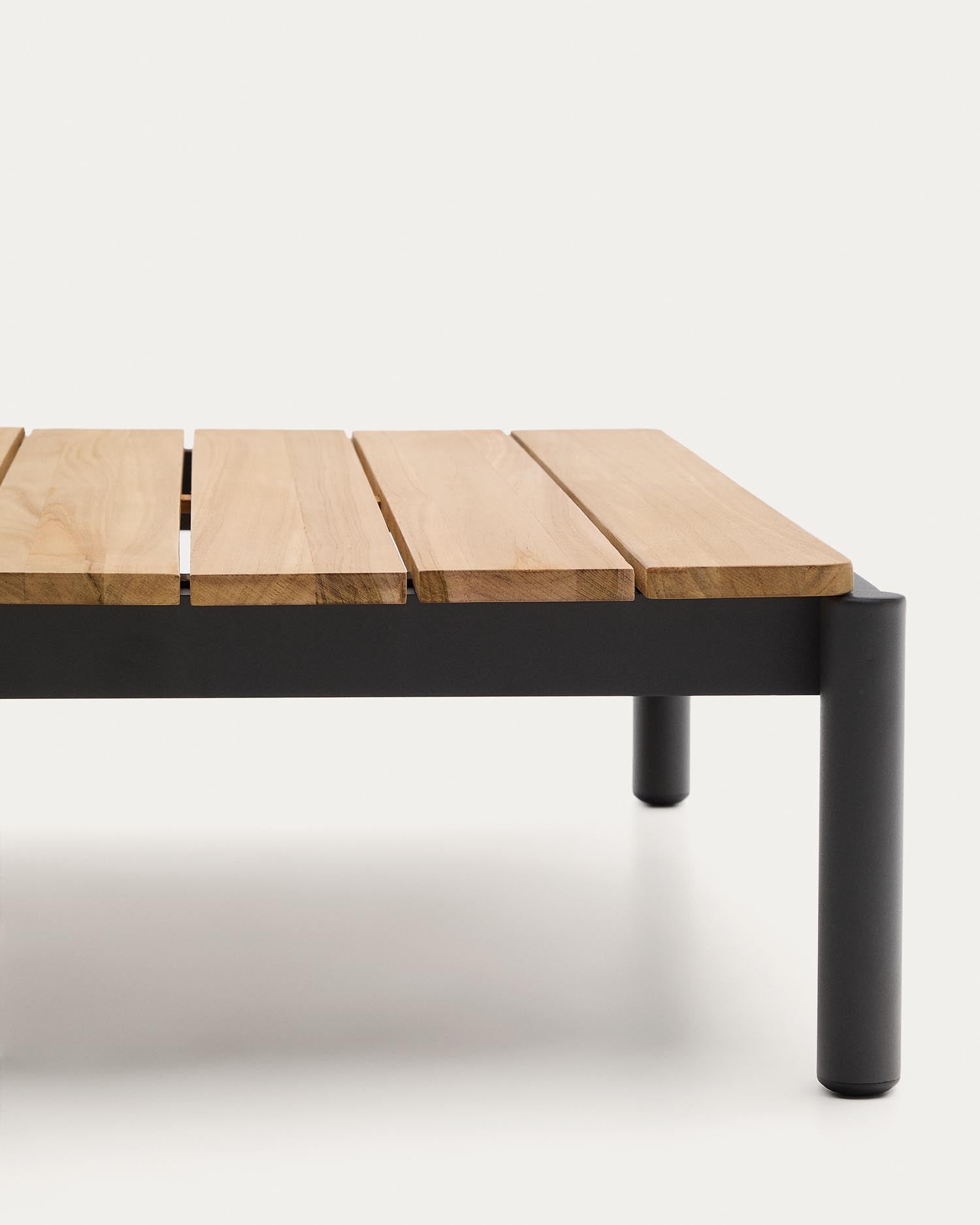 Couchtisch Sorells aus grauem Aluminium und Teakholz 89 x 91 cm FSC 100%   in Graphit präsentiert im Onlineshop von KAQTU Design AG. Beistelltisch Outdoor ist von Kave Home