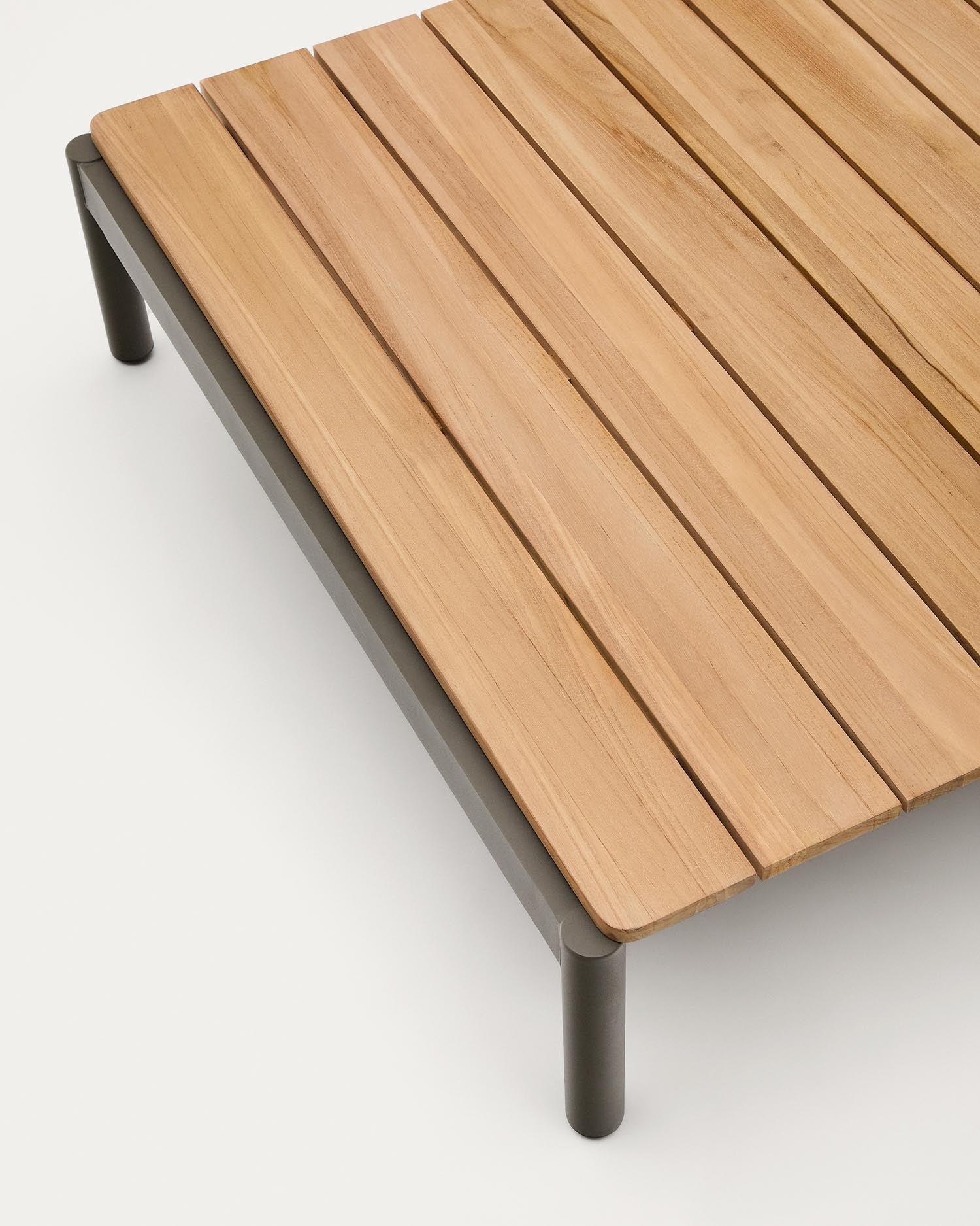 Couchtisch Sorells aus grünem Aluminium und Teakholz 89 x 91 cm FSC 100%   in Khaki präsentiert im Onlineshop von KAQTU Design AG. Beistelltisch Outdoor ist von Kave Home