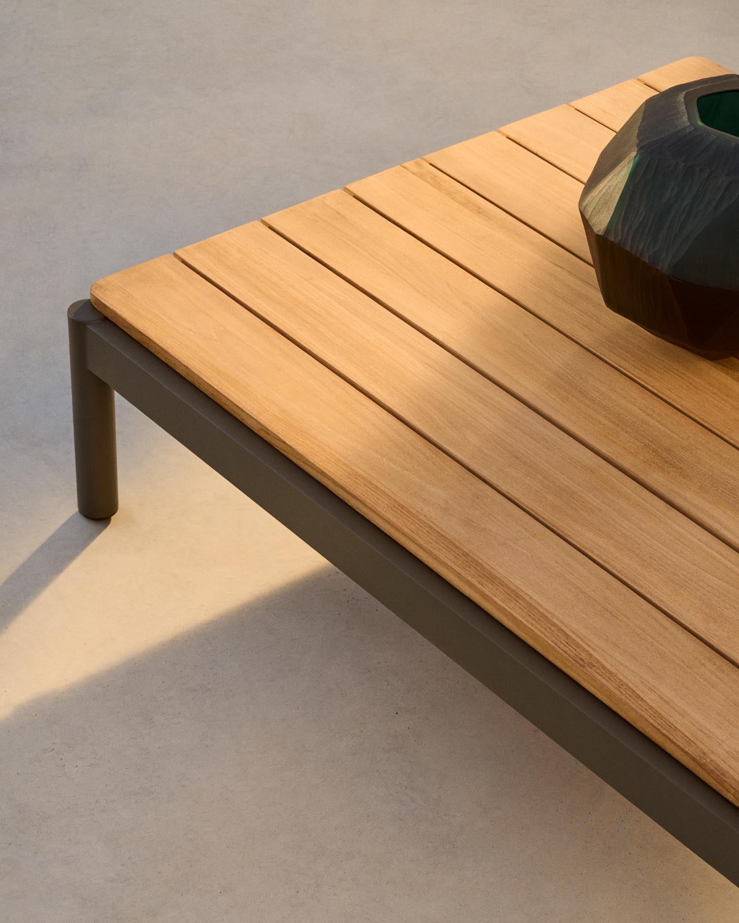 Couchtisch Sorells aus grünem Aluminium und Teakholz 89 x 91 cm FSC 100%   in Khaki präsentiert im Onlineshop von KAQTU Design AG. Beistelltisch Outdoor ist von Kave Home