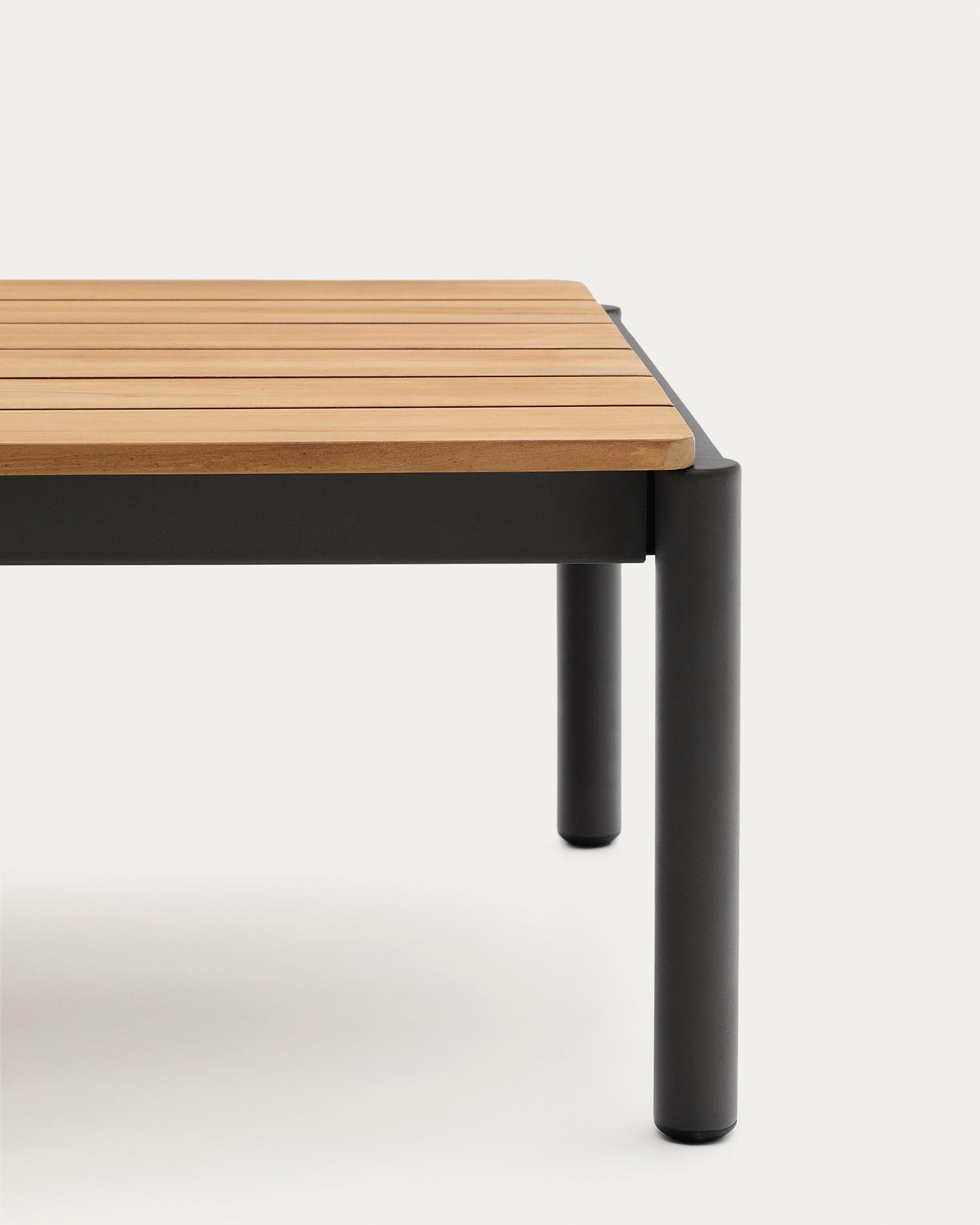 Couchtisch Sorells aus grauem Aluminium und Teakholz 63 x 144,6 cm FSC 100%   in Graphit präsentiert im Onlineshop von KAQTU Design AG. Beistelltisch Outdoor ist von Kave Home