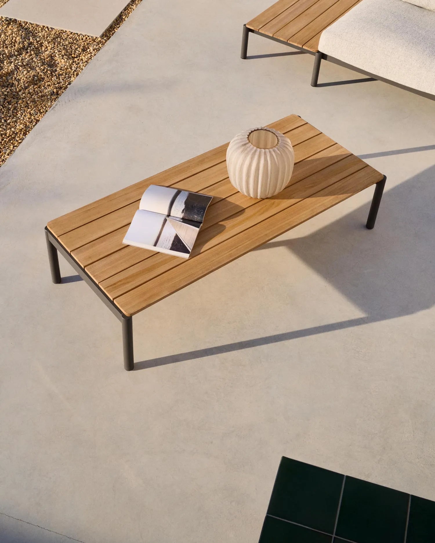 Couchtisch Sorells aus grauem Aluminium und Teakholz 63 x 144,6 cm FSC 100%   in Graphit präsentiert im Onlineshop von KAQTU Design AG. Beistelltisch Outdoor ist von Kave Home