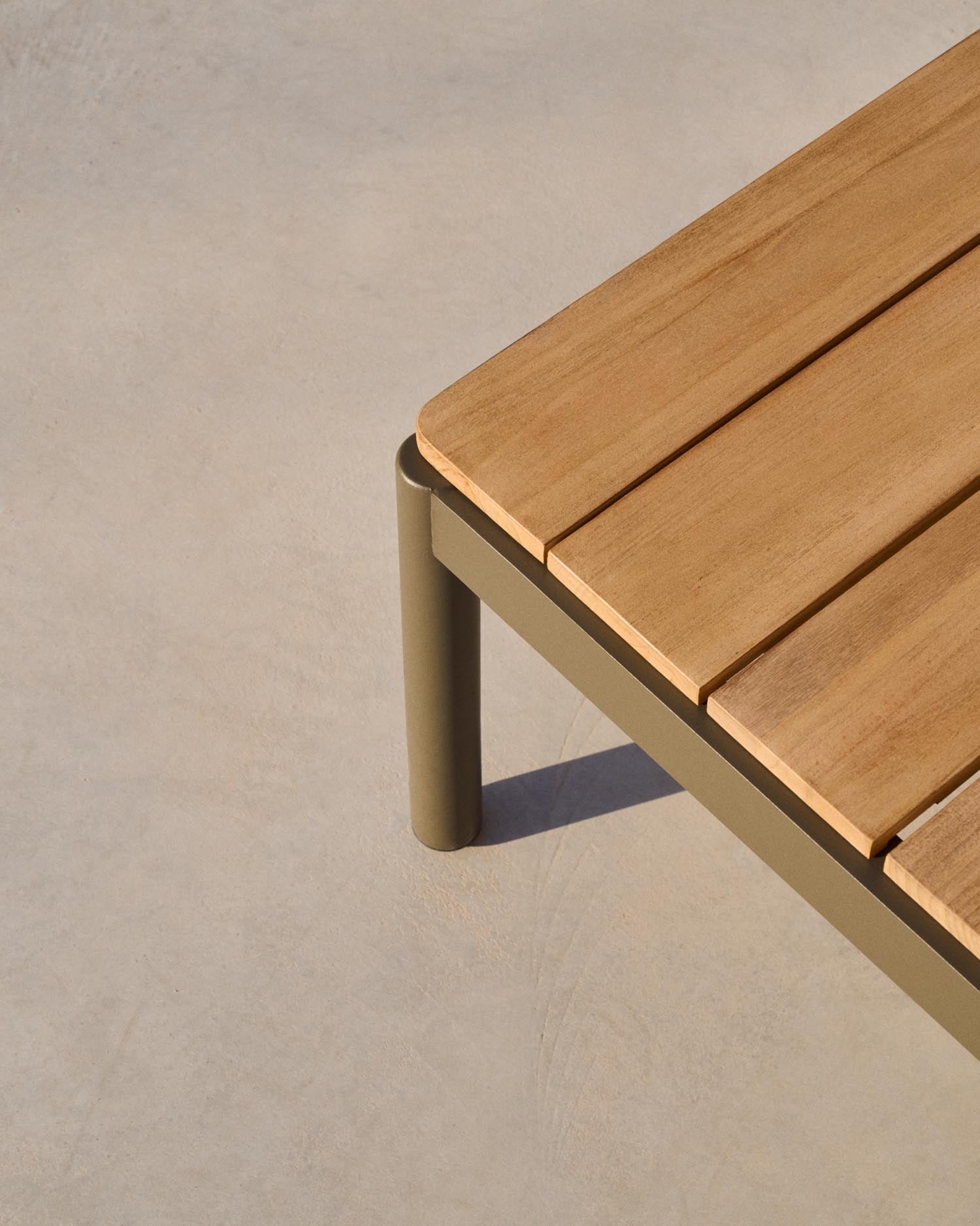 Couchtisch Sorells aus grünem Aluminium und Teakholz 63 x 144,6 cm FSC 100%   in Khaki präsentiert im Onlineshop von KAQTU Design AG. Beistelltisch Outdoor ist von Kave Home