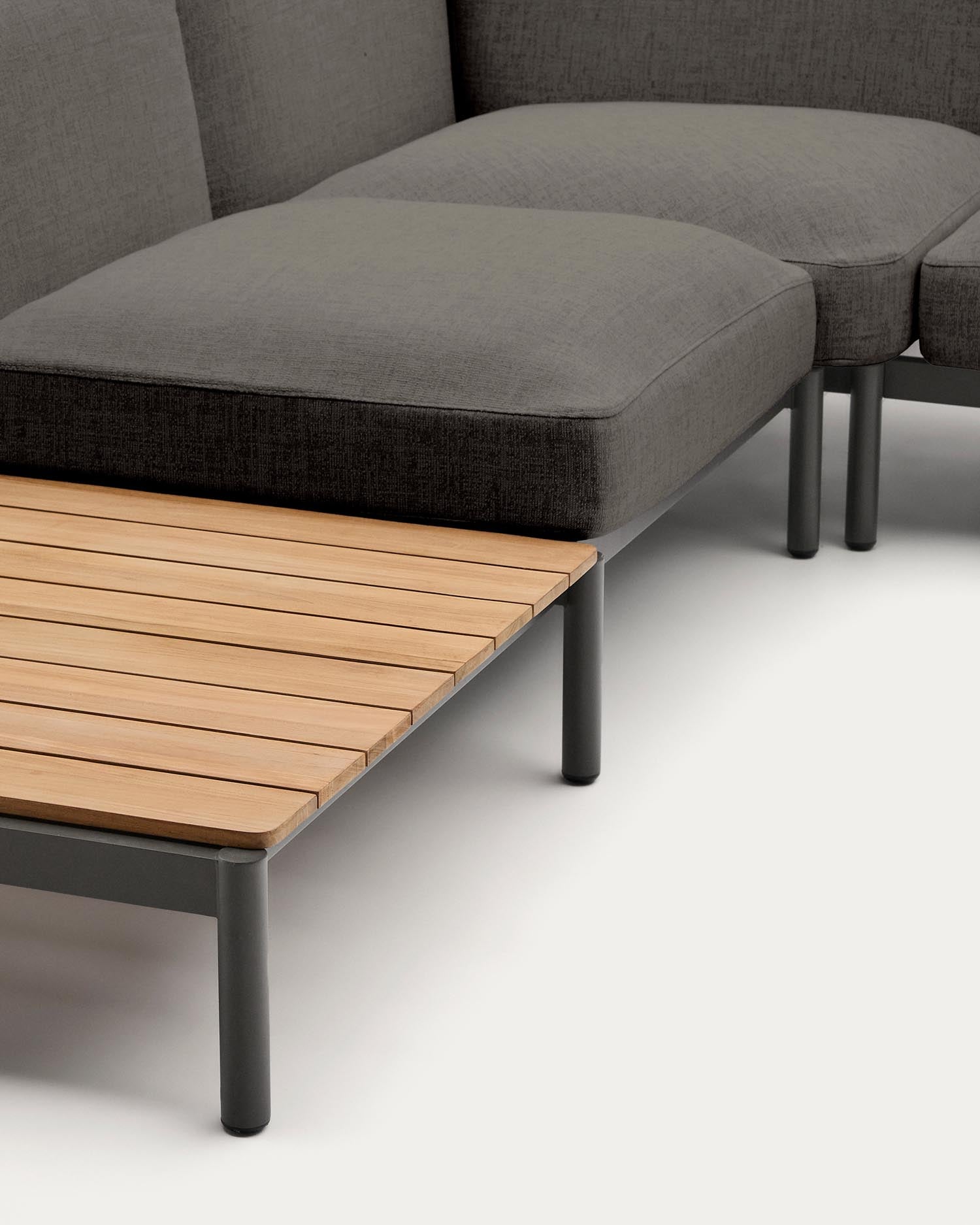 Modulares Outdoor-Ecksofa Sorells mit 5 Sitzplätzen mit grauer Polsterung und grauem Aluminium, mit Tischen aus Teakholz, 277 x 446 cm, FSC 100 %   in Dunkelgrau präsentiert im Onlineshop von KAQTU Design AG. Lounge Sofa ist von Kave Home