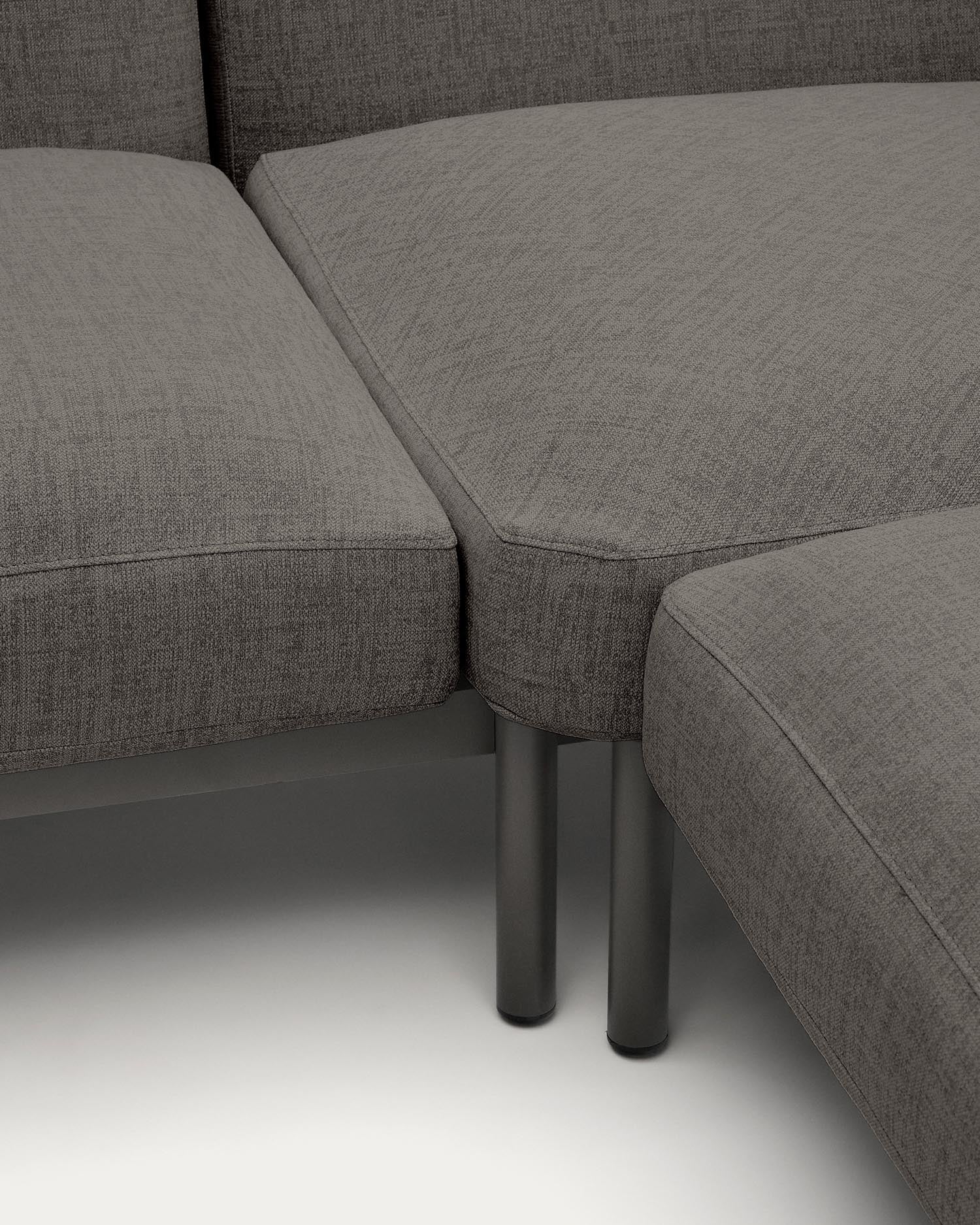 Modulares Outdoor-Ecksofa Sorells mit 5 Sitzplätzen mit grauer Polsterung und grauem Aluminium, mit Tischen aus Teakholz, 277 x 446 cm, FSC 100 %   in Dunkelgrau präsentiert im Onlineshop von KAQTU Design AG. Lounge Sofa ist von Kave Home