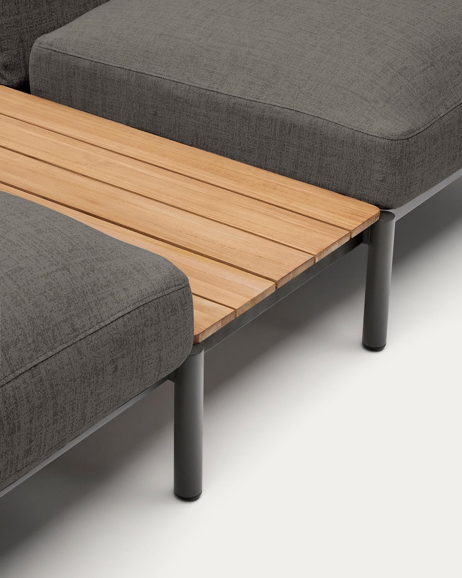 Modulares Outdoor-Ecksofa Sorells mit 5 Sitzplätzen mit grauer Polsterung und grauem Aluminium, mit Tischen aus Teakholz, 277 x 446 cm, FSC 100 %   in Dunkelgrau präsentiert im Onlineshop von KAQTU Design AG. Lounge Sofa ist von Kave Home