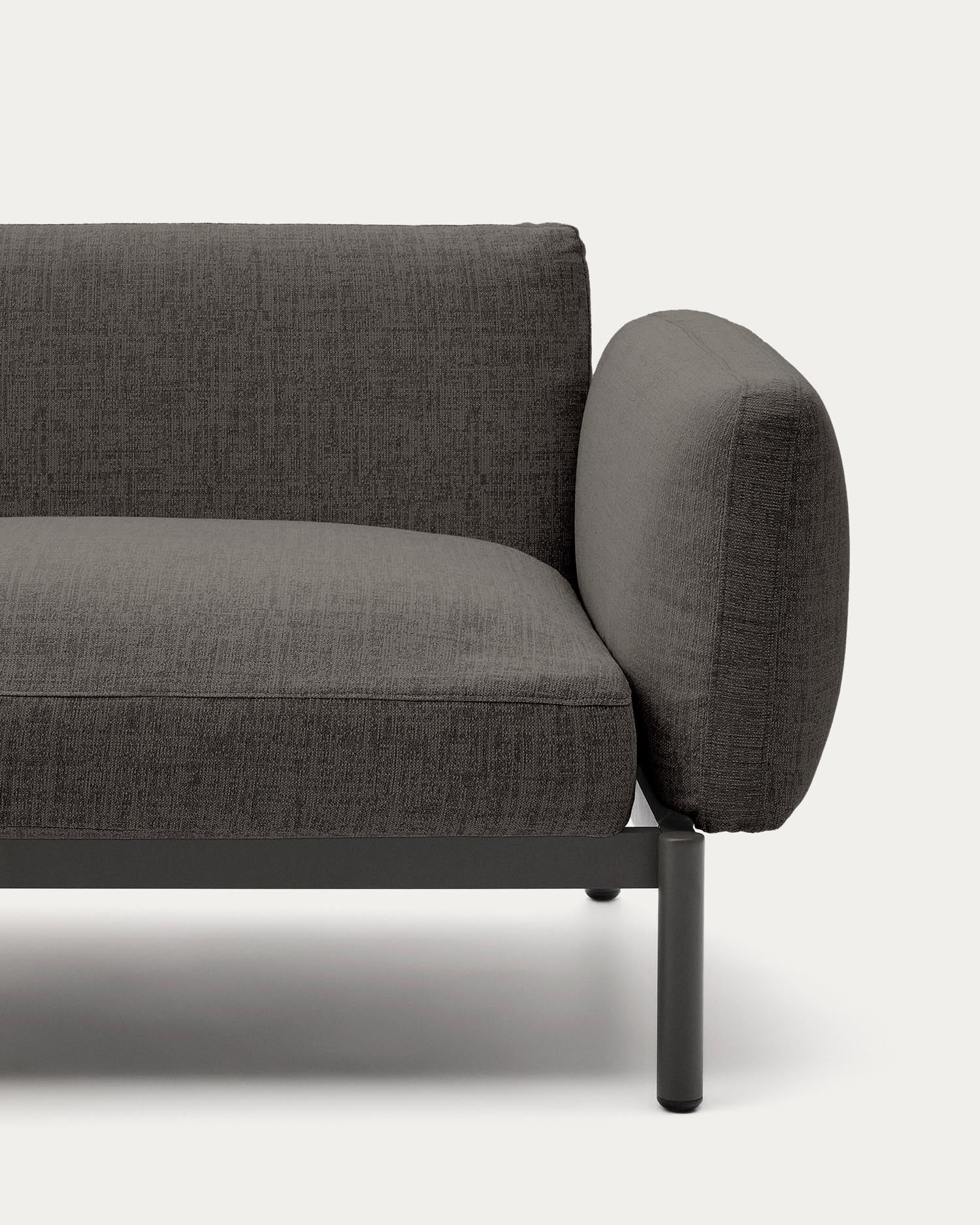 Modulares Outdoor-Ecksofa Sorells mit 5 Sitzplätzen mit grauer Polsterung und grauem Aluminium, mit Tischen aus Teakholz, 277 x 446 cm, FSC 100 %   in Dunkelgrau präsentiert im Onlineshop von KAQTU Design AG. Lounge Sofa ist von Kave Home