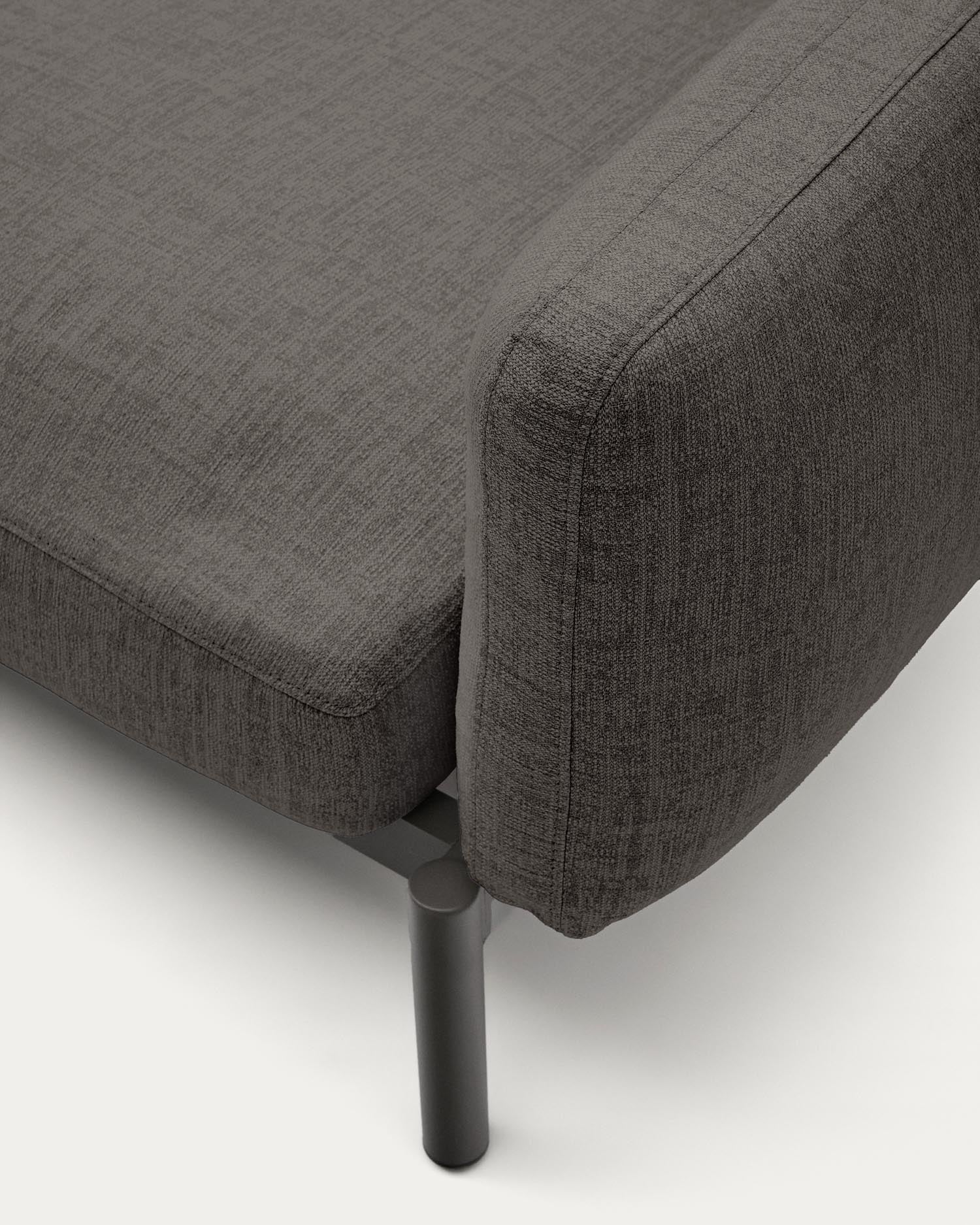 Modulares Outdoor-Ecksofa Sorells mit 5 Sitzplätzen mit grauer Polsterung und grauem Aluminium, mit Tischen aus Teakholz, 277 x 446 cm, FSC 100 %   in Dunkelgrau präsentiert im Onlineshop von KAQTU Design AG. Lounge Sofa ist von Kave Home
