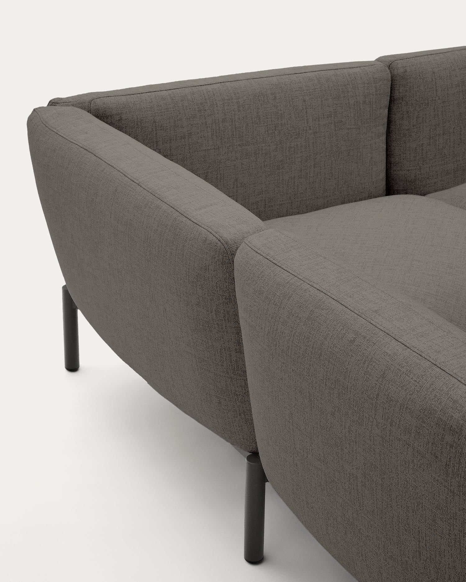 Modulares Outdoor-Ecksofa Sorells mit 5 Sitzplätzen mit grauer Polsterung und grauem Aluminium, mit Tischen aus Teakholz, 277 x 446 cm, FSC 100 %   in Dunkelgrau präsentiert im Onlineshop von KAQTU Design AG. Lounge Sofa ist von Kave Home