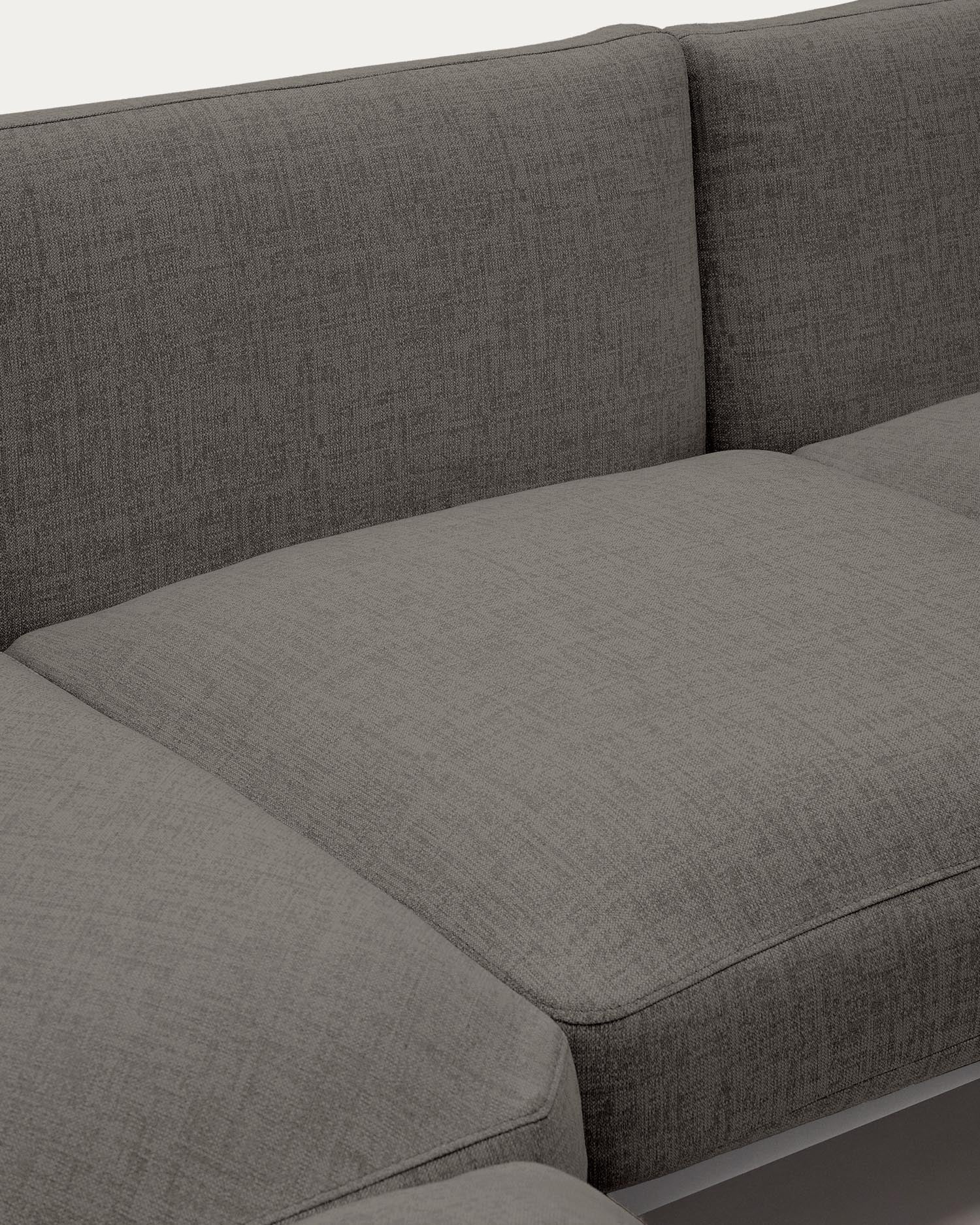 Modulares Outdoor-Ecksofa Sorells mit 5 Sitzplätzen mit grauer Polsterung und grauem Aluminium, mit Tischen aus Teakholz, 277 x 446 cm, FSC 100 %   in Dunkelgrau präsentiert im Onlineshop von KAQTU Design AG. Lounge Sofa ist von Kave Home