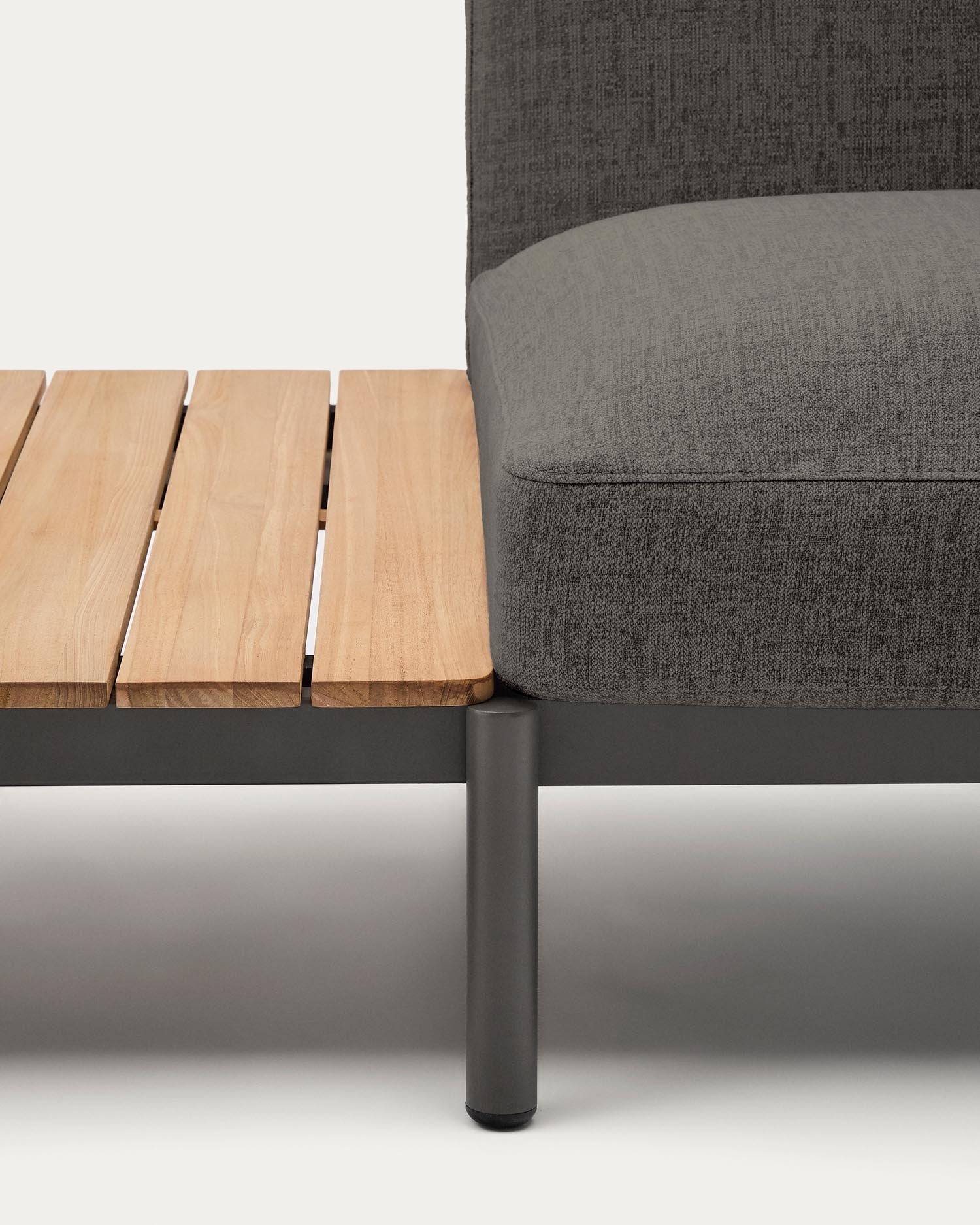 Modulares Outdoor-Ecksofa Sorells mit 5 Sitzplätzen mit grauer Polsterung und grauem Aluminium, mit Tischen aus Teakholz, 277 x 446 cm, FSC 100 %   in Dunkelgrau präsentiert im Onlineshop von KAQTU Design AG. Lounge Sofa ist von Kave Home