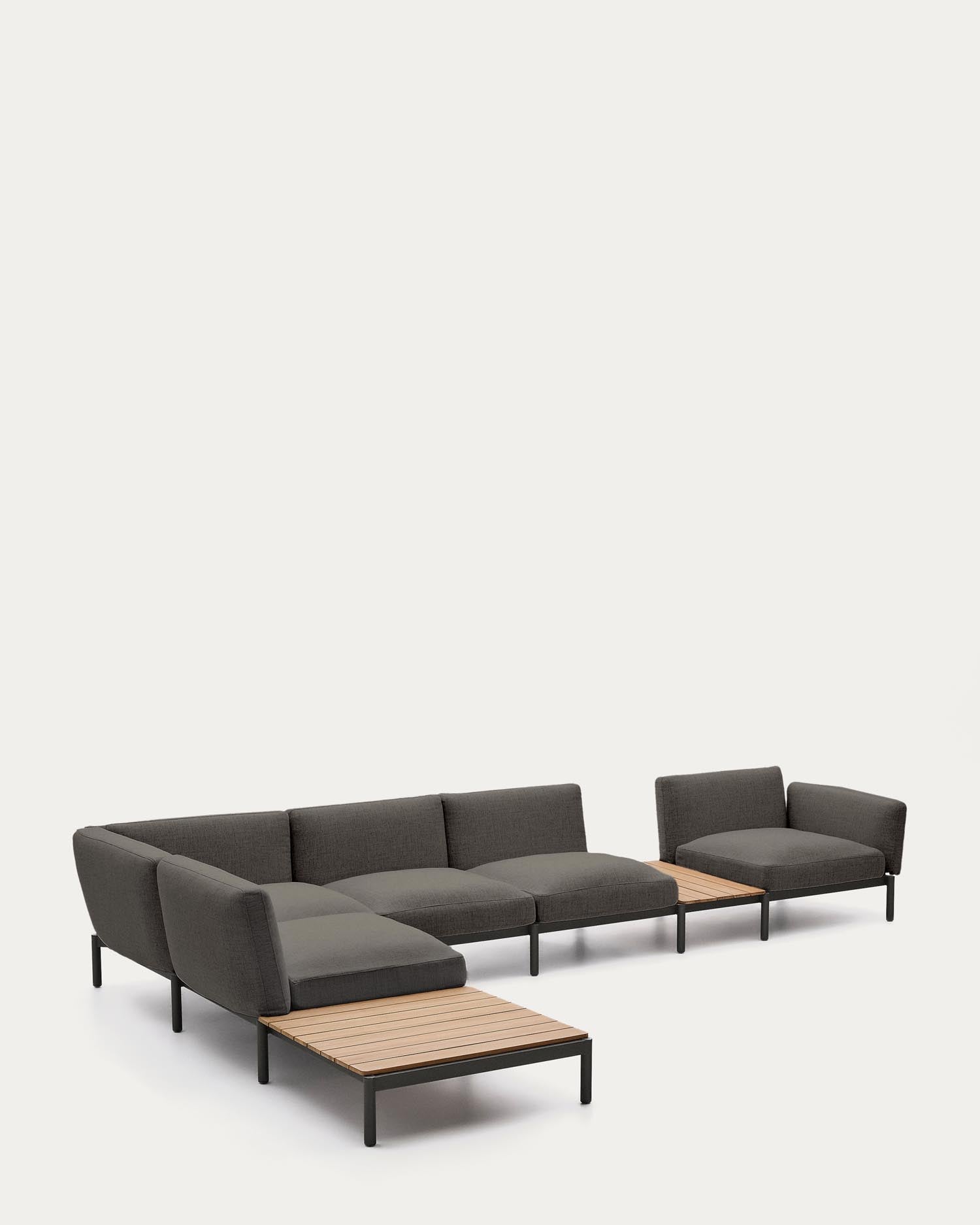 Modulares Outdoor-Ecksofa Sorells mit 5 Sitzplätzen mit grauer Polsterung und grauem Aluminium, mit Tischen aus Teakholz, 277 x 446 cm, FSC 100 %   in Dunkelgrau präsentiert im Onlineshop von KAQTU Design AG. Lounge Sofa ist von Kave Home