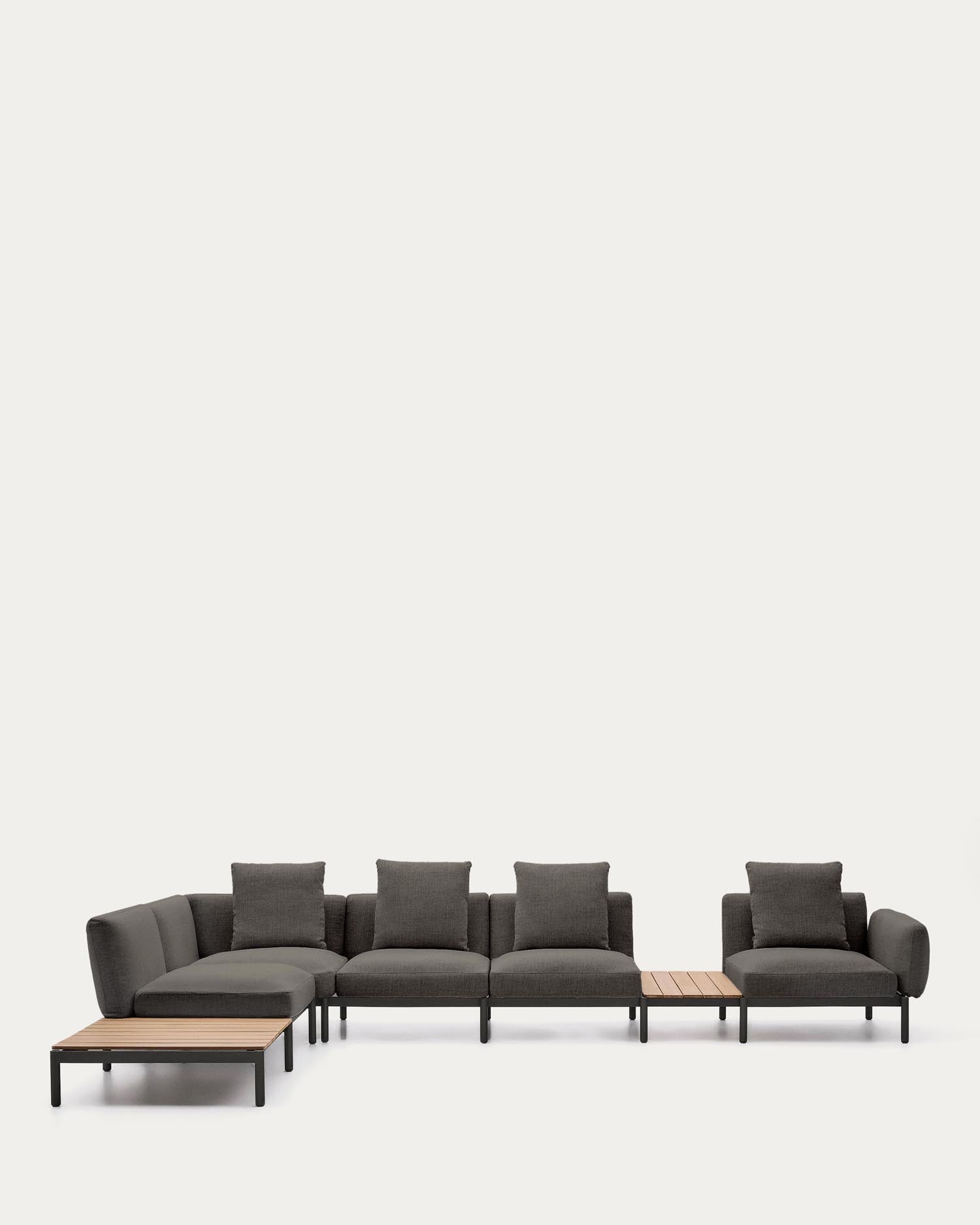 Modulares Outdoor-Ecksofa Sorells mit 5 Sitzplätzen mit grauer Polsterung und grauem Aluminium, mit Tischen aus Teakholz, 277 x 446 cm, FSC 100 %   in Dunkelgrau präsentiert im Onlineshop von KAQTU Design AG. Lounge Sofa ist von Kave Home