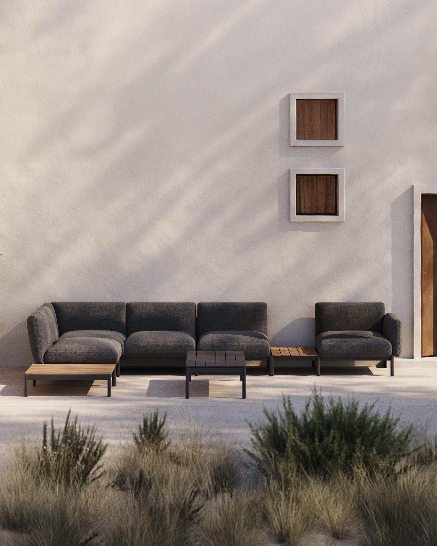 Modulares Outdoor-Ecksofa Sorells mit 5 Sitzplätzen mit grauer Polsterung und grauem Aluminium, mit Tischen aus Teakholz, 277 x 446 cm, FSC 100 %   in Dunkelgrau präsentiert im Onlineshop von KAQTU Design AG. Lounge Sofa ist von Kave Home