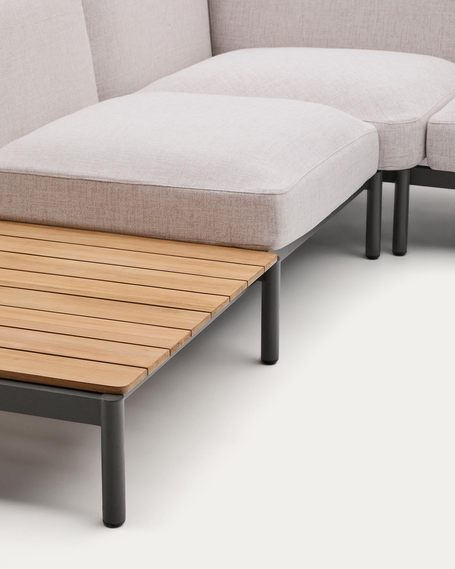 Modulares Outdoor-Ecksofa Sorells mit 5 Sitzplätzen mit beigefarbener Polsterung und grünem Aluminium, mit Tischen aus Teakholz, 277 x 446 cm, FSC 100 % in Beige präsentiert im Onlineshop von KAQTU Design AG. Lounge Sofa ist von Kave Home
