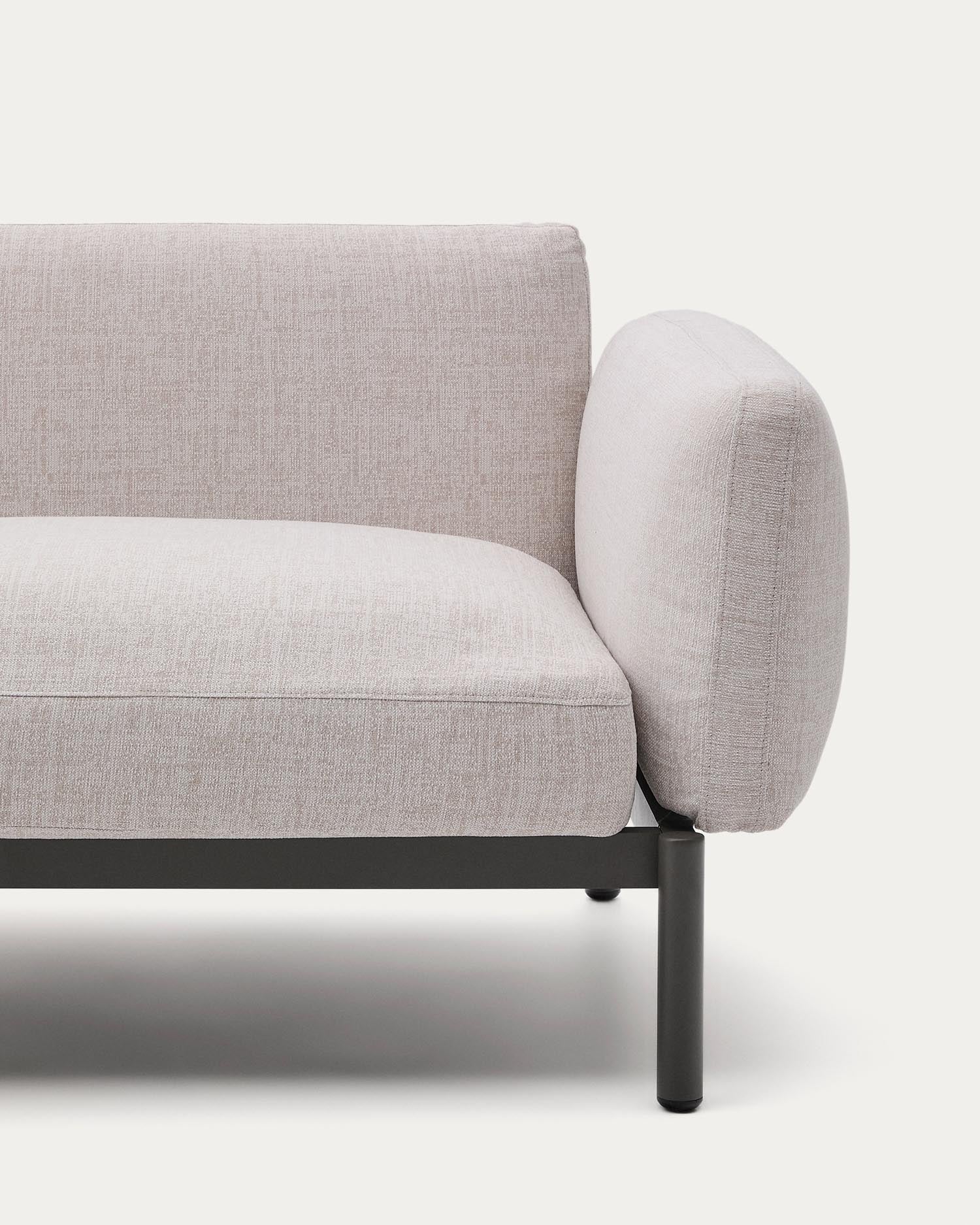 Modulares Outdoor-Ecksofa Sorells mit 5 Sitzplätzen mit beigefarbener Polsterung und grünem Aluminium, mit Tischen aus Teakholz, 277 x 446 cm, FSC 100 % in Beige präsentiert im Onlineshop von KAQTU Design AG. Lounge Sofa ist von Kave Home