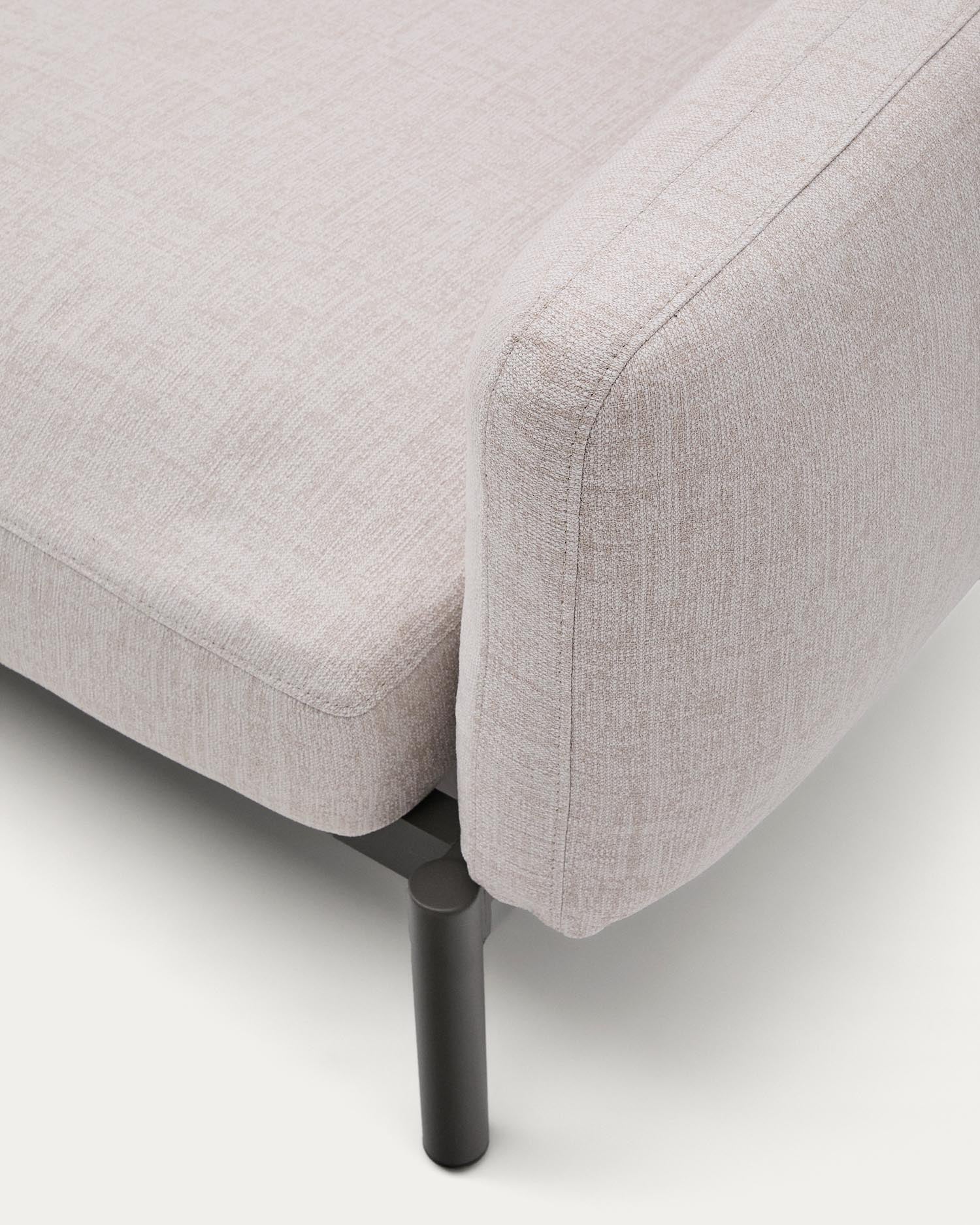 Modulares Outdoor-Ecksofa Sorells mit 5 Sitzplätzen mit beigefarbener Polsterung und grünem Aluminium, mit Tischen aus Teakholz, 277 x 446 cm, FSC 100 % in Beige präsentiert im Onlineshop von KAQTU Design AG. Lounge Sofa ist von Kave Home