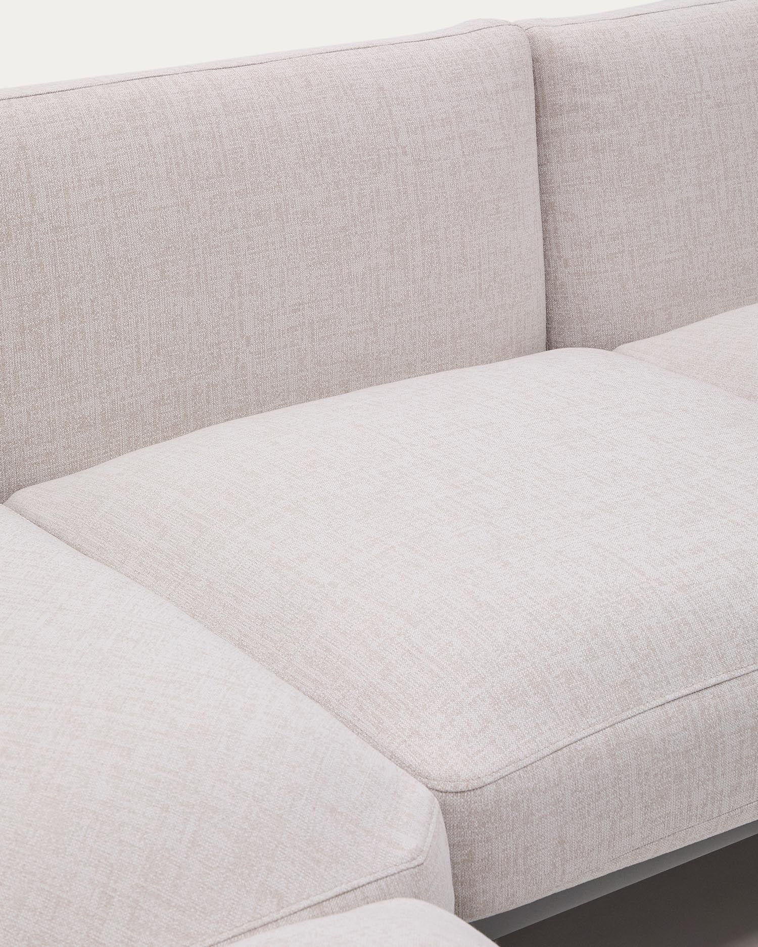 Modulares Outdoor-Ecksofa Sorells mit 5 Sitzplätzen mit beigefarbener Polsterung und grünem Aluminium, mit Tischen aus Teakholz, 277 x 446 cm, FSC 100 % in Beige präsentiert im Onlineshop von KAQTU Design AG. Lounge Sofa ist von Kave Home